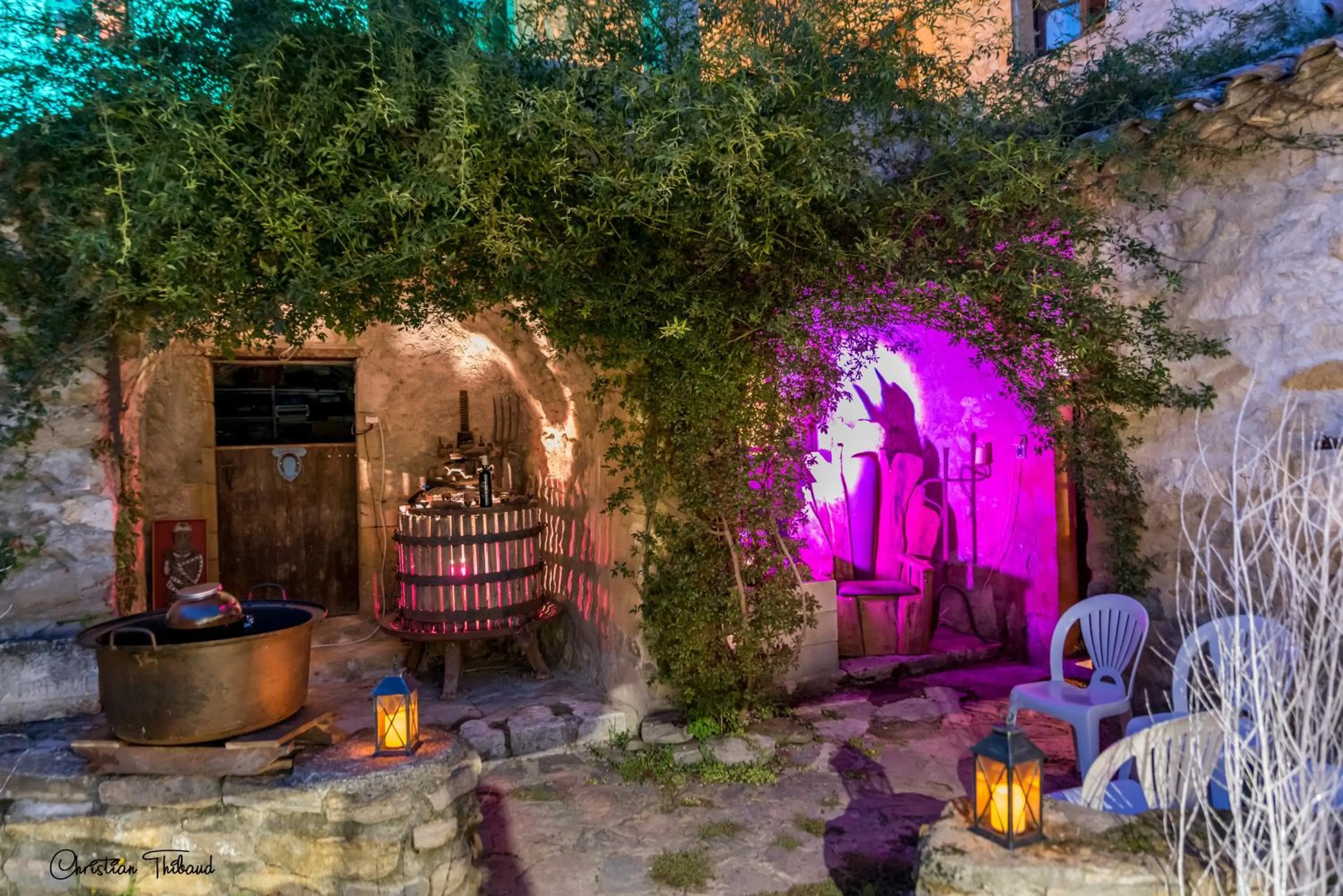 Decorative detail in Suite Médiévale 40m2 chambre d' hôte du Mas Fabrègue