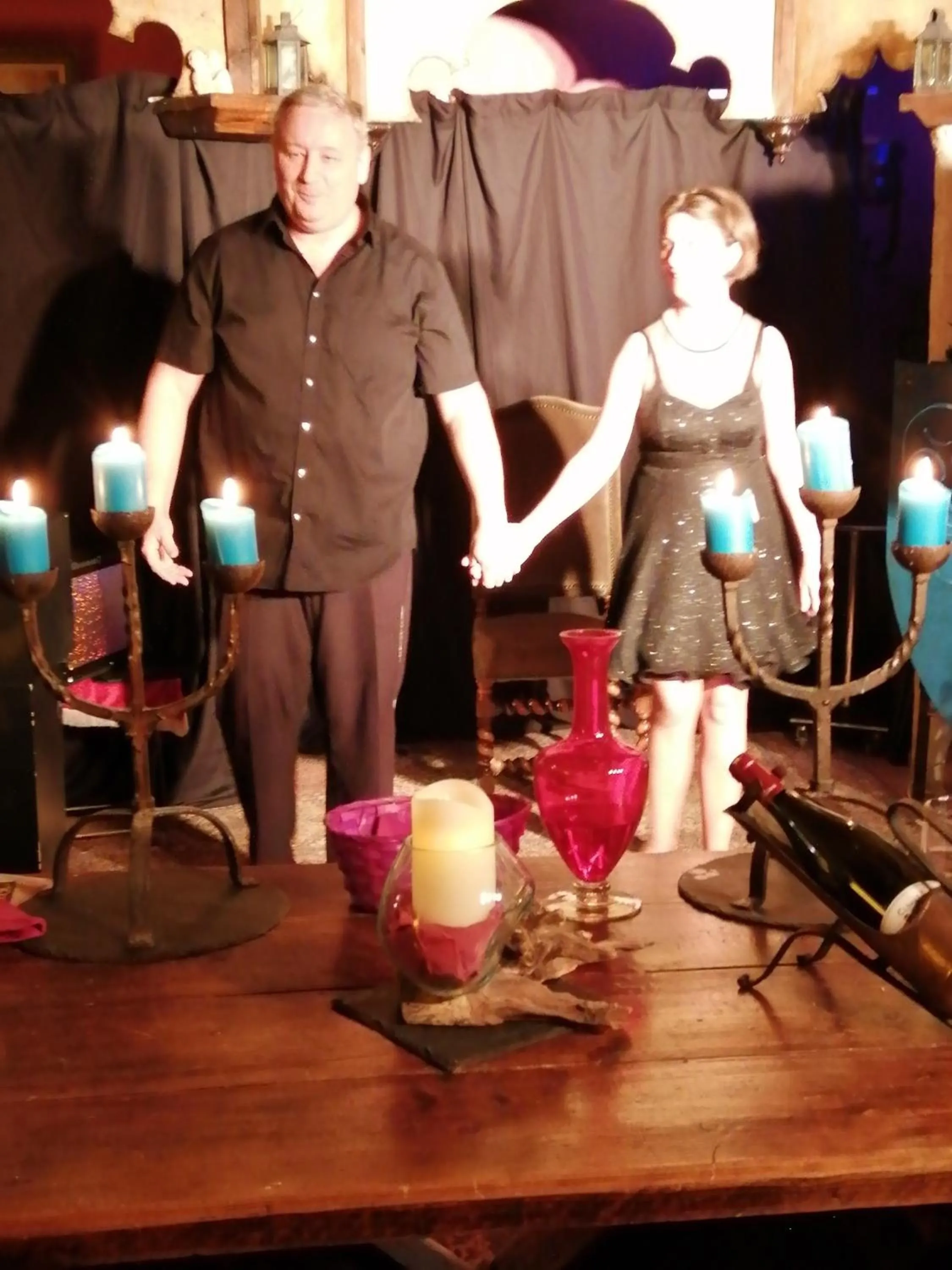 group of guests in Suite Médiévale 40m2 chambre d' hôte du Mas Fabrègue