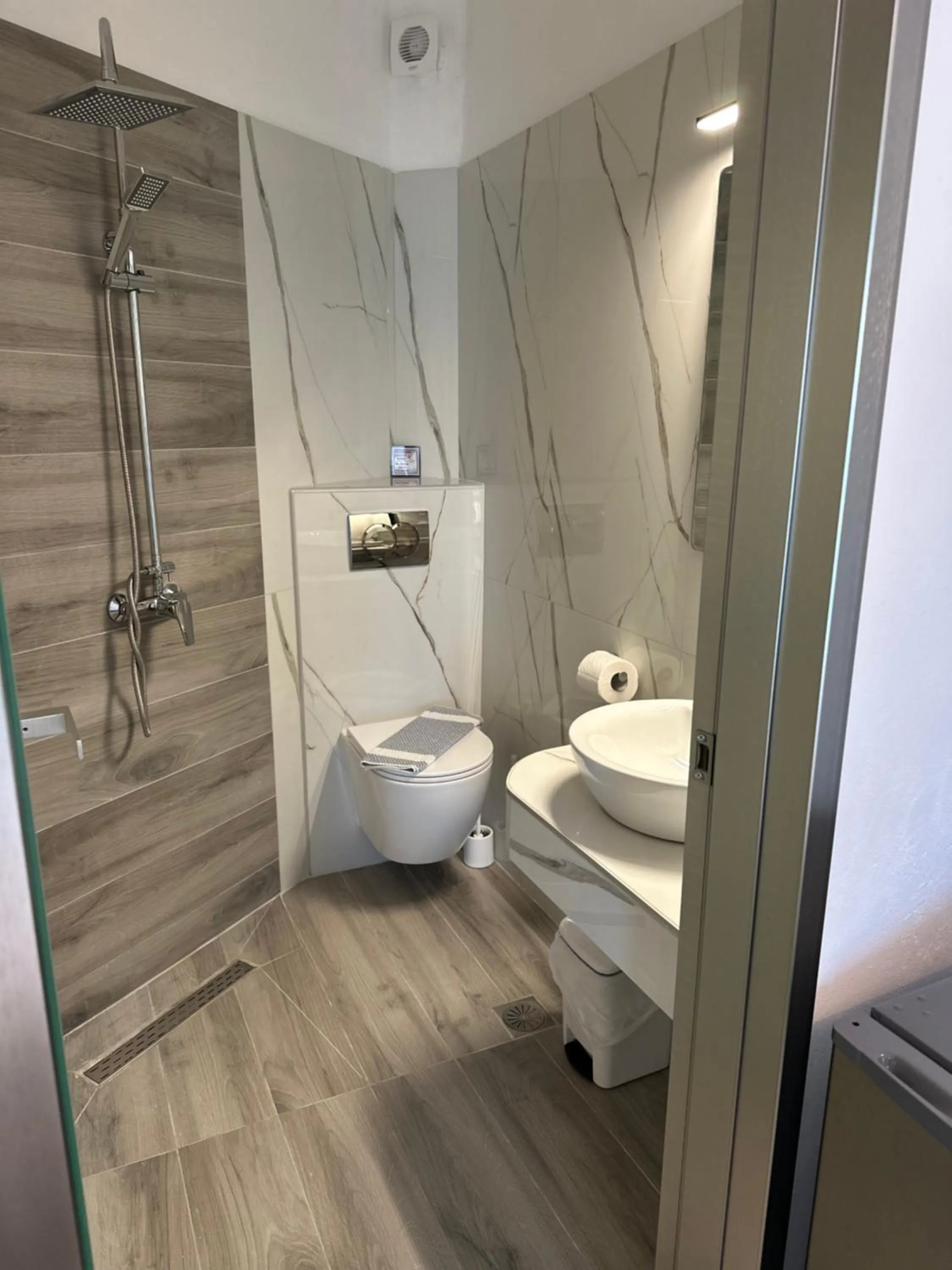 Shower in Mirto Beach Hotel & Restaurant