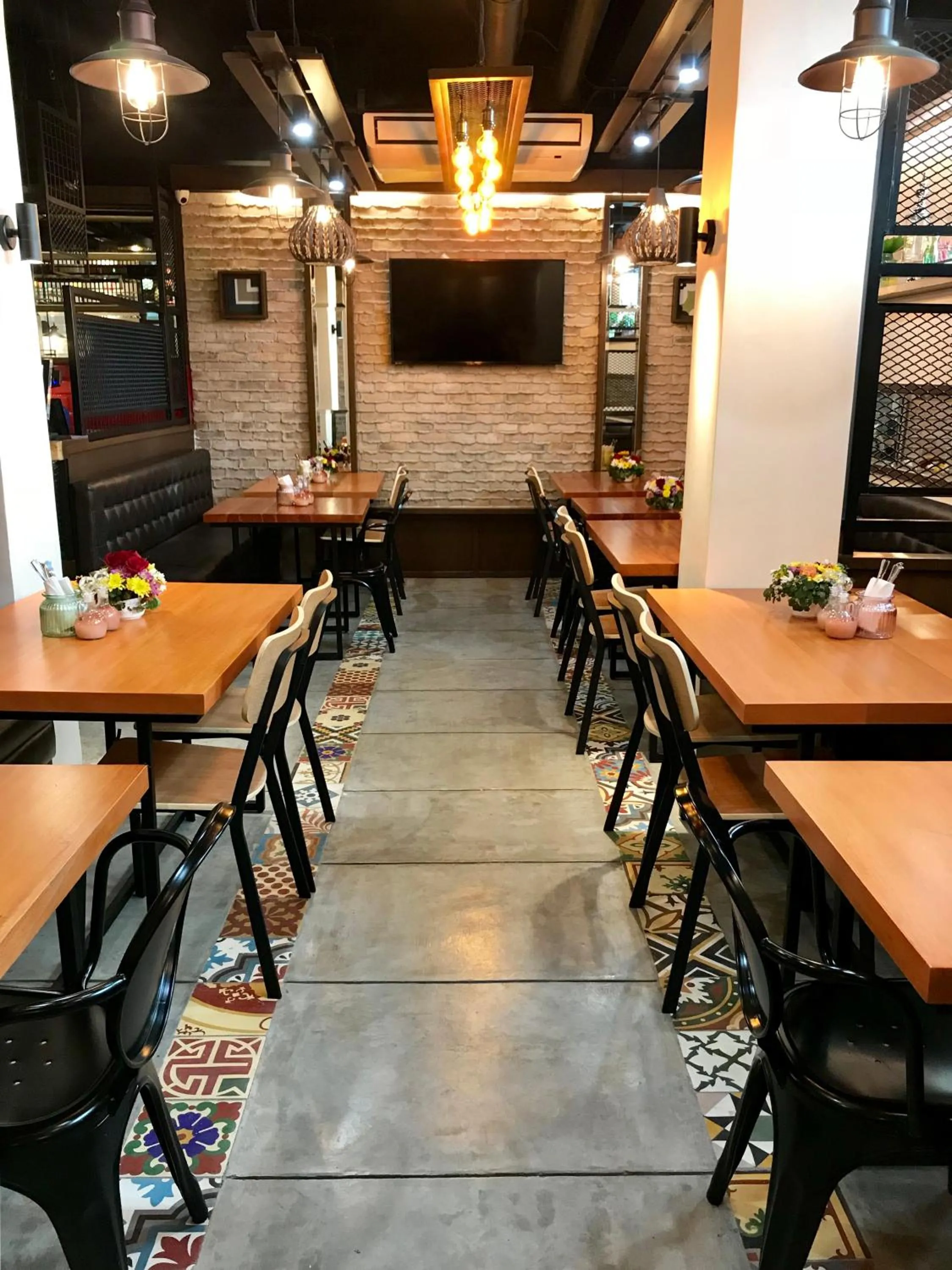 Restaurant/places to eat in Achievers Airport Hotel