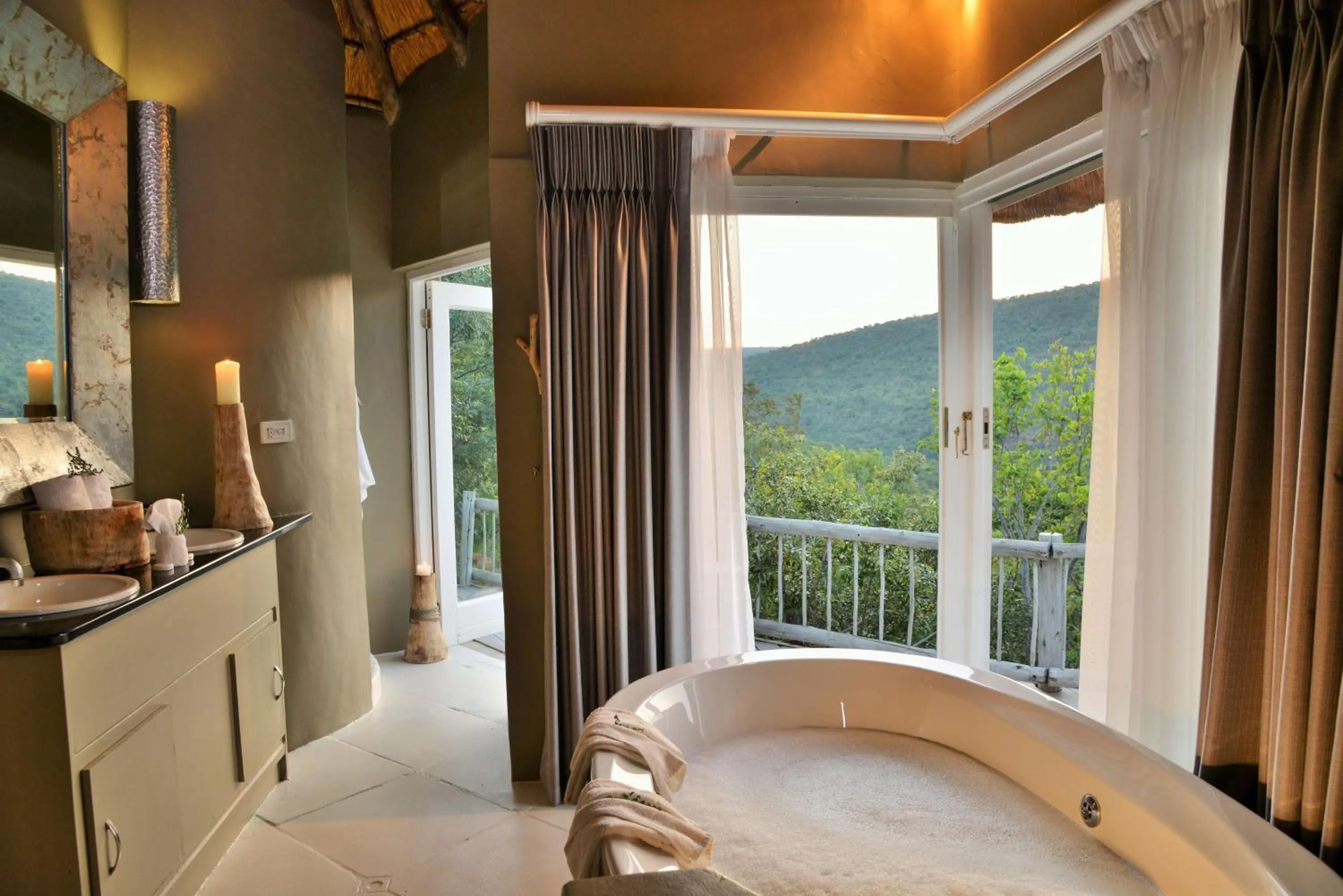 Bathroom in Clifftop Exclusive Safari Hideaway
