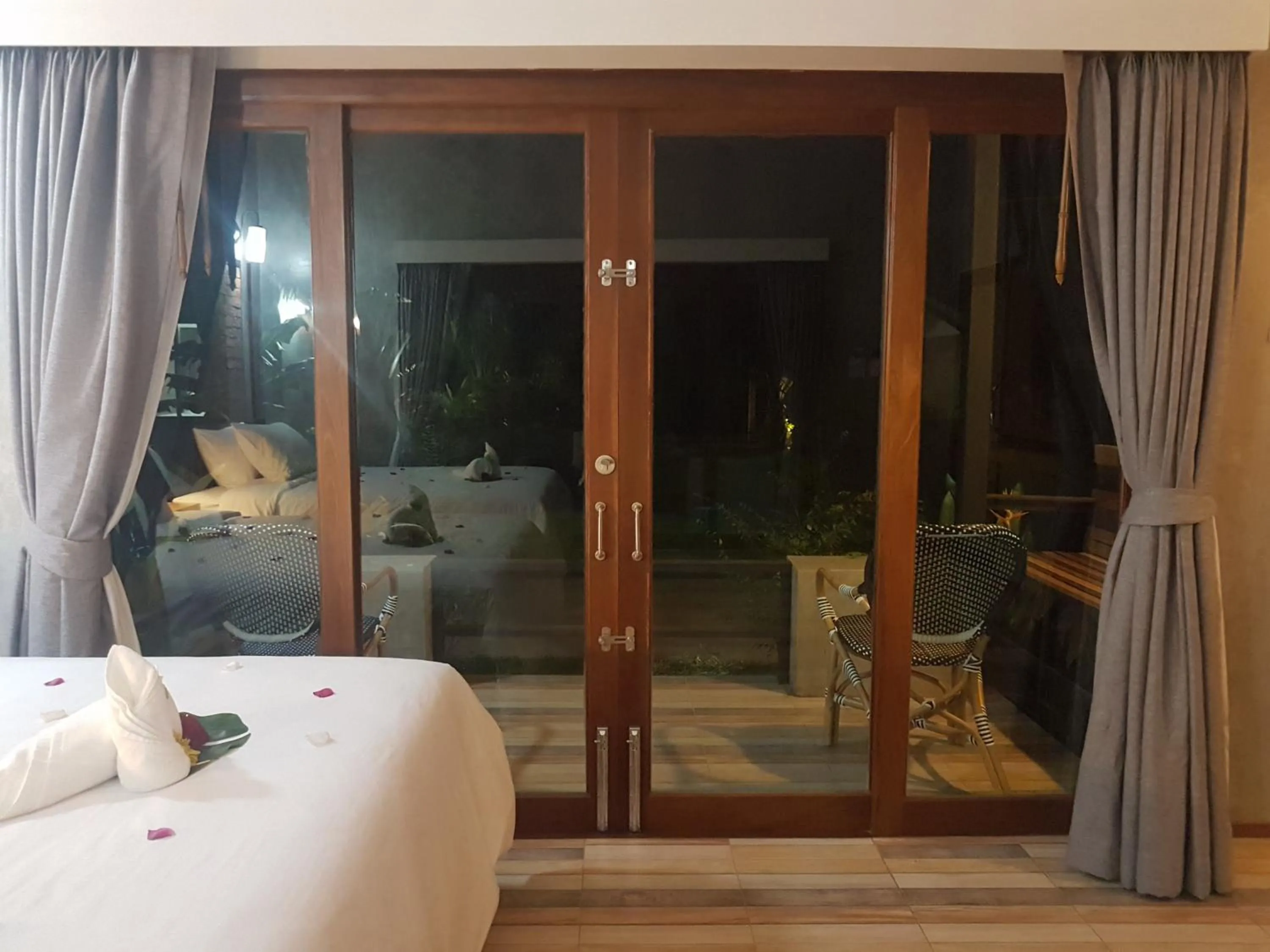 Garden view, Bed in Palm Pran Resort