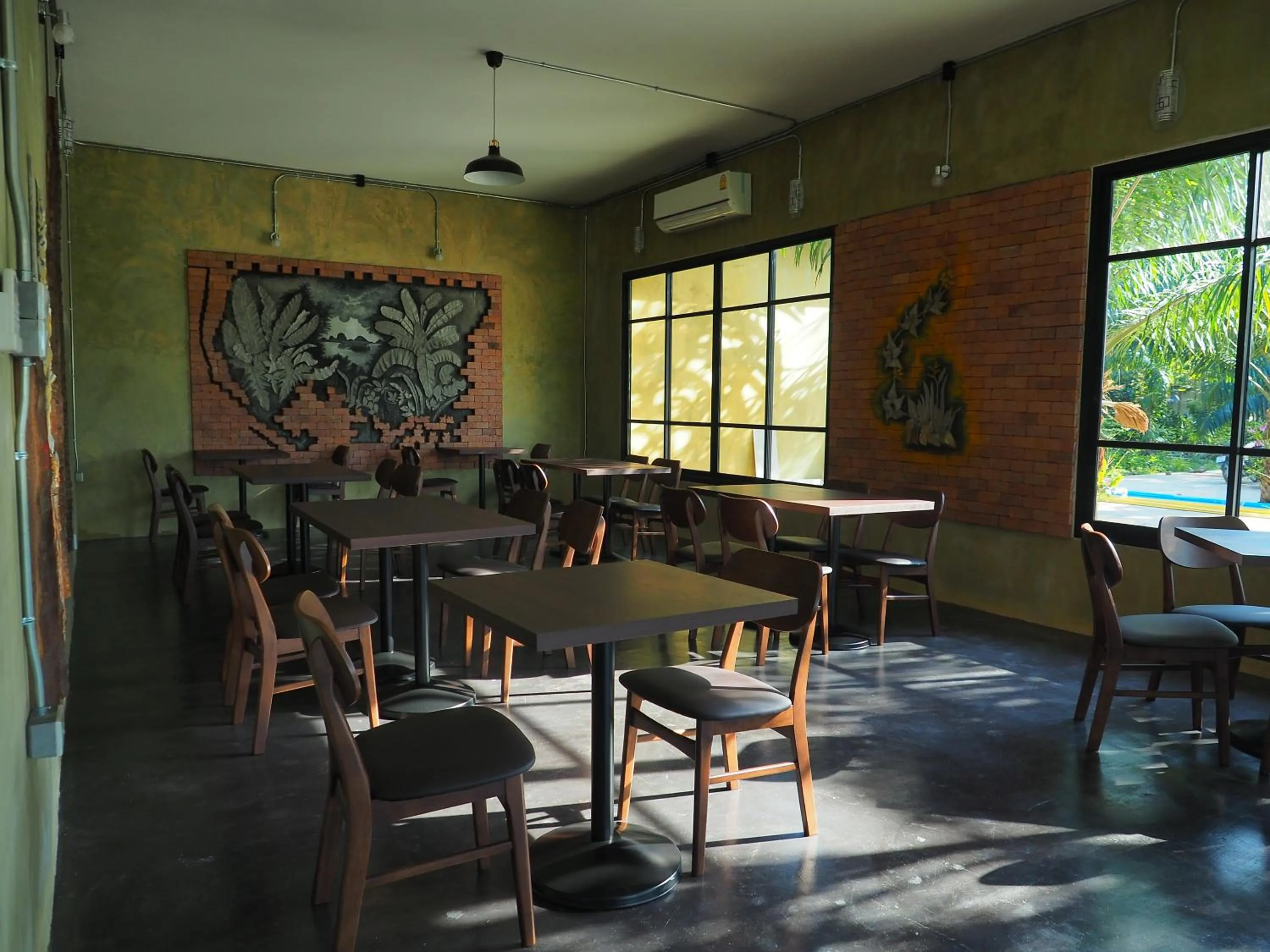 Restaurant/places to eat in Palm Pran Resort