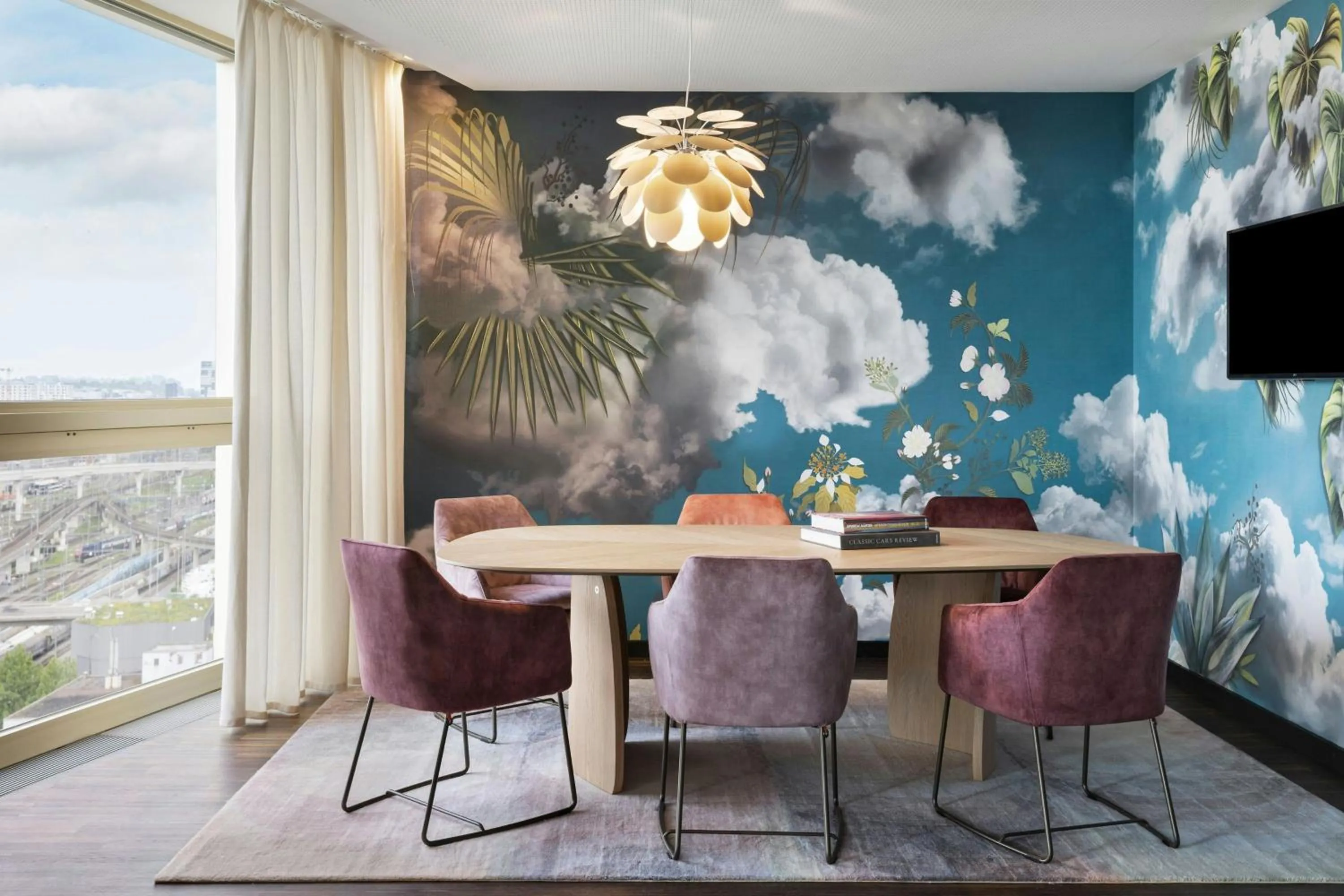 Lounge or bar in Renaissance Zurich Tower Hotel