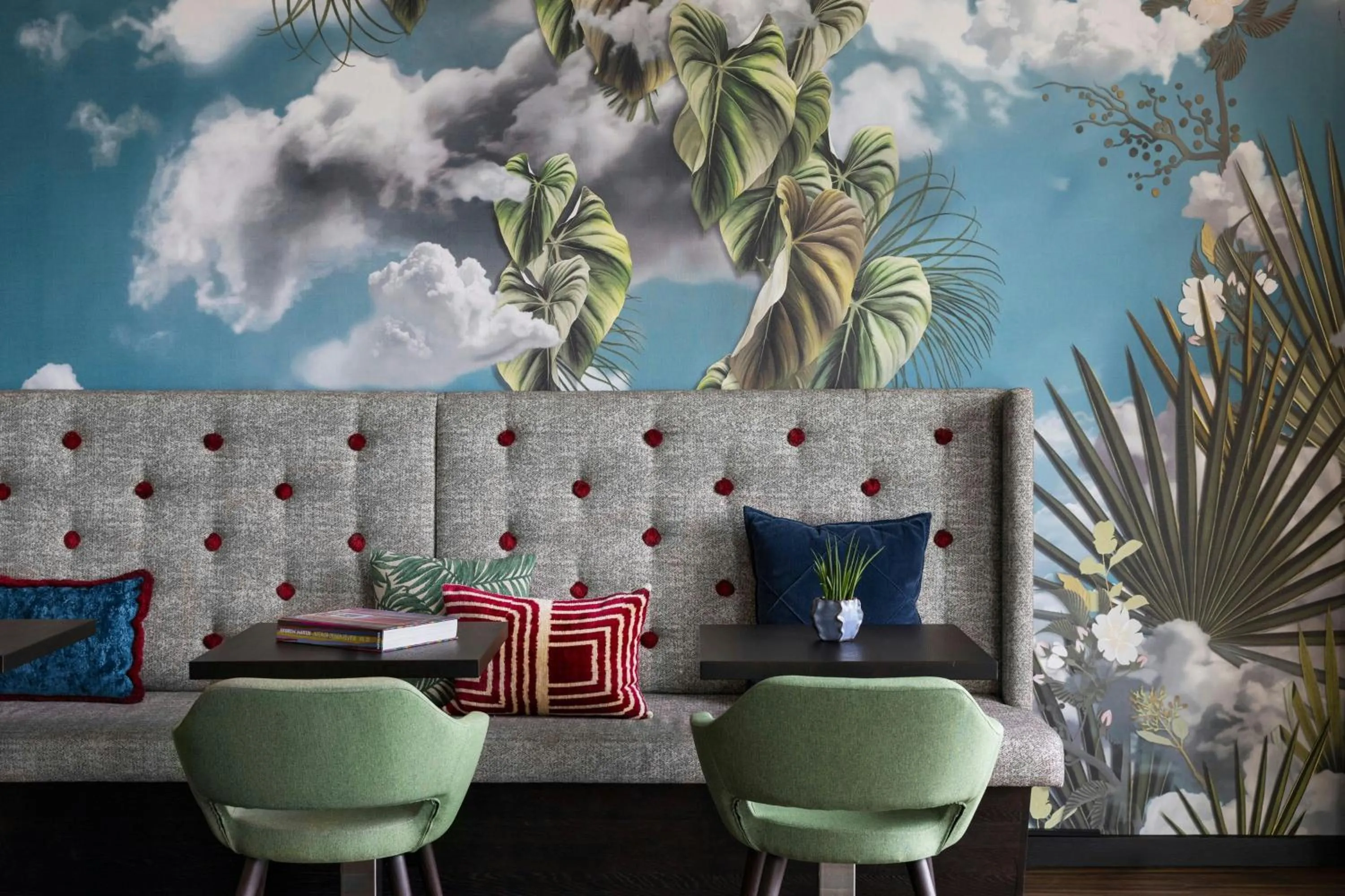 Lounge or bar in Renaissance Zurich Tower Hotel