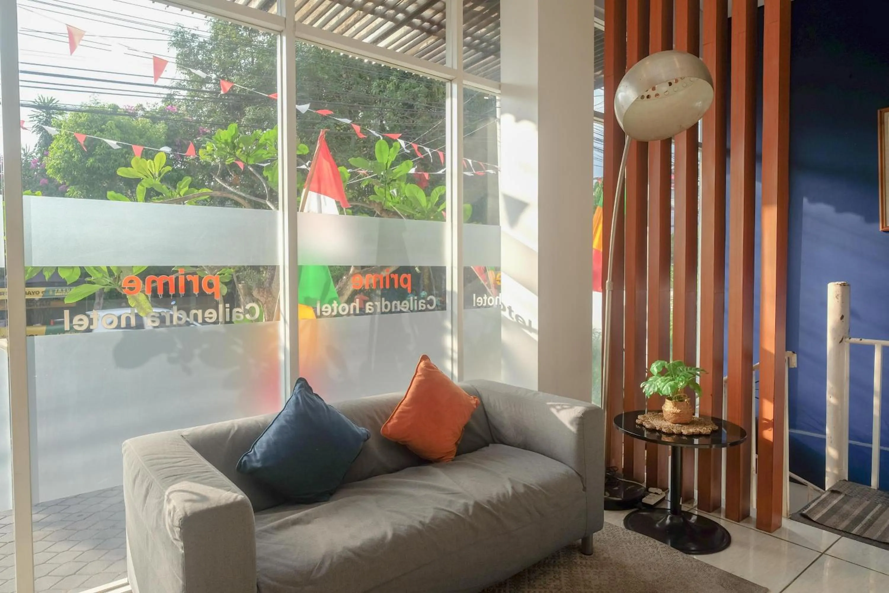 Seating area in Sans Hotel Prime Cailendra Yogyakarta by RedDoorz