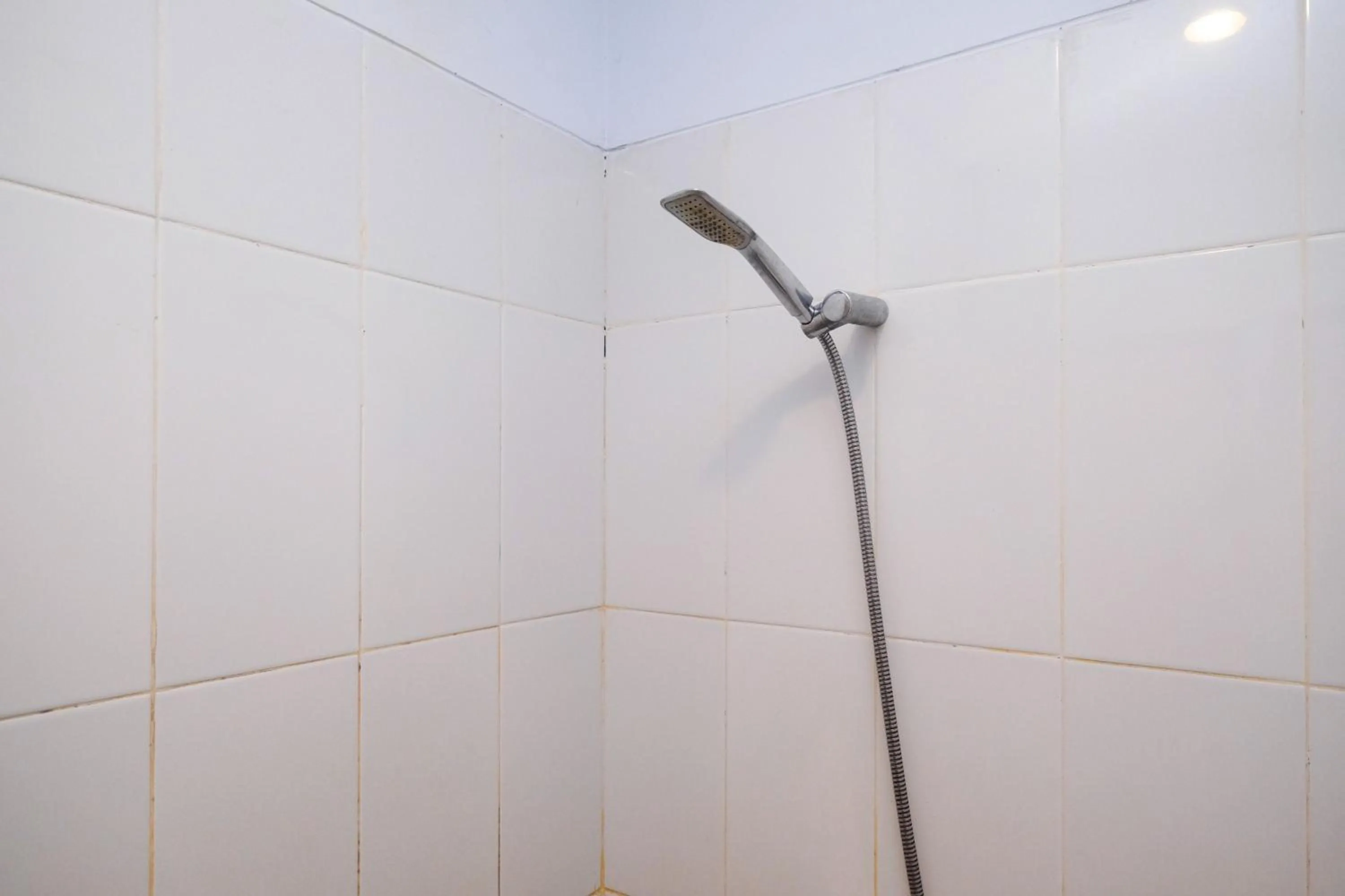 Bathroom in Sans Hotel Prime Cailendra Yogyakarta by RedDoorz