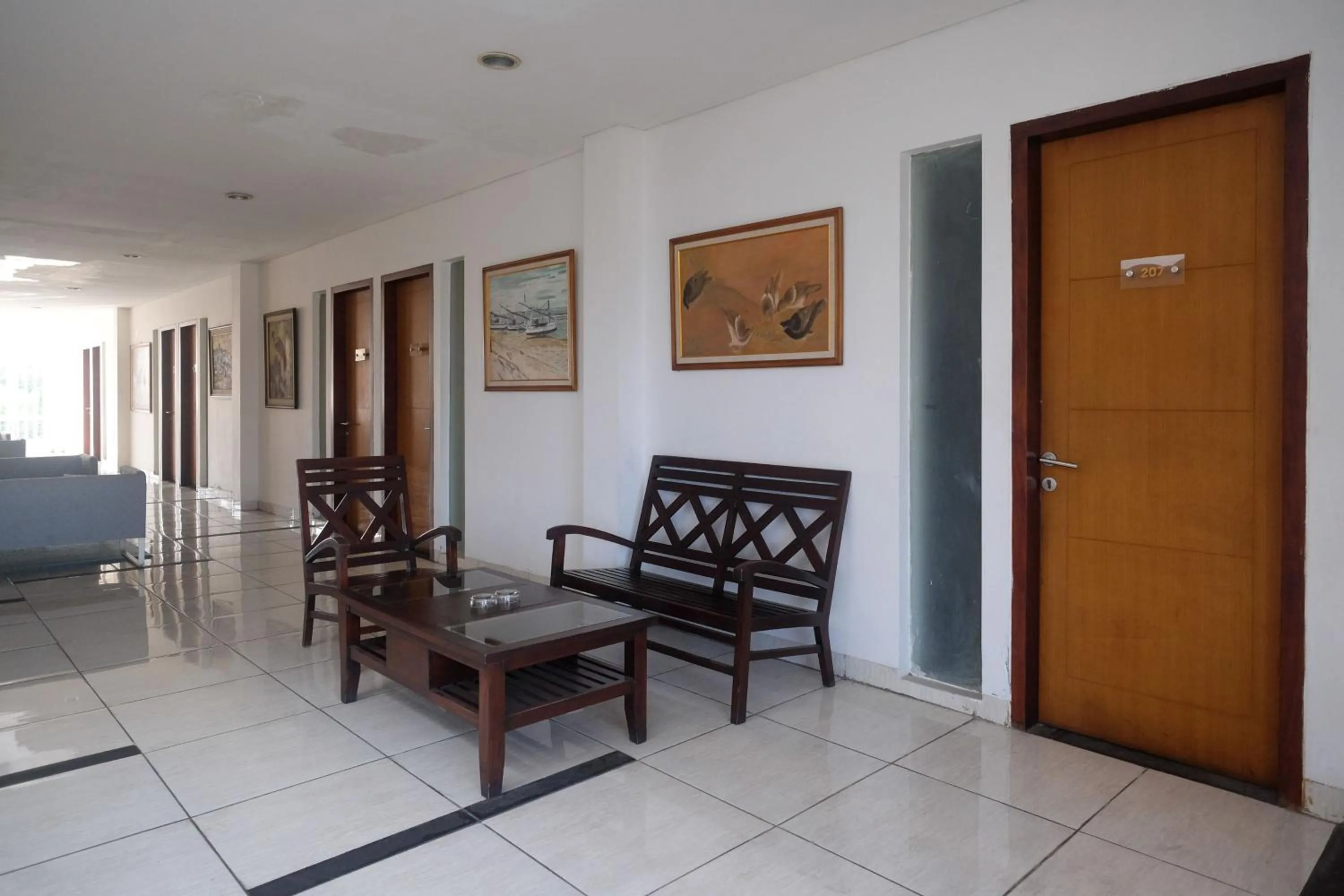 Seating area in Sans Hotel Prime Cailendra Yogyakarta by RedDoorz