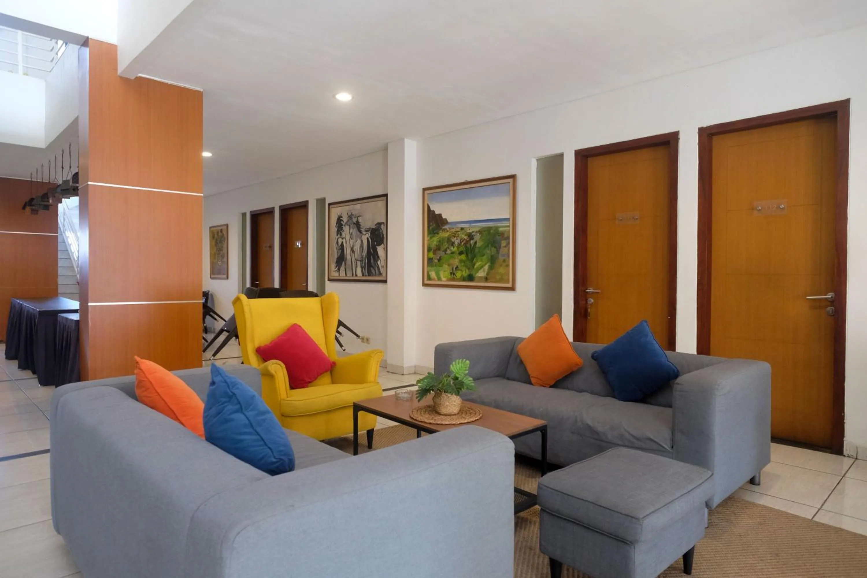 Seating area in Sans Hotel Prime Cailendra Yogyakarta by RedDoorz