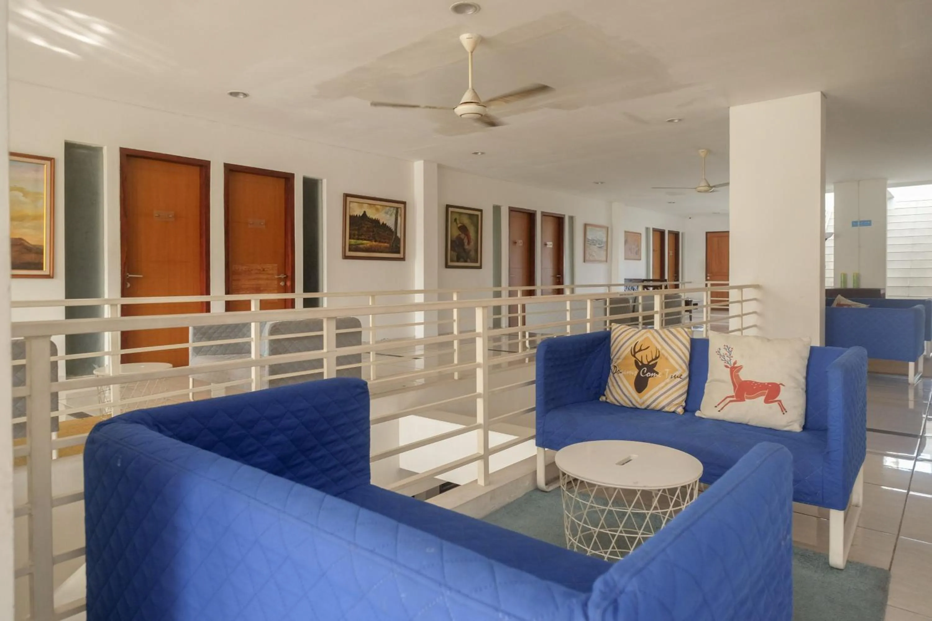 Seating area in Sans Hotel Prime Cailendra Yogyakarta by RedDoorz