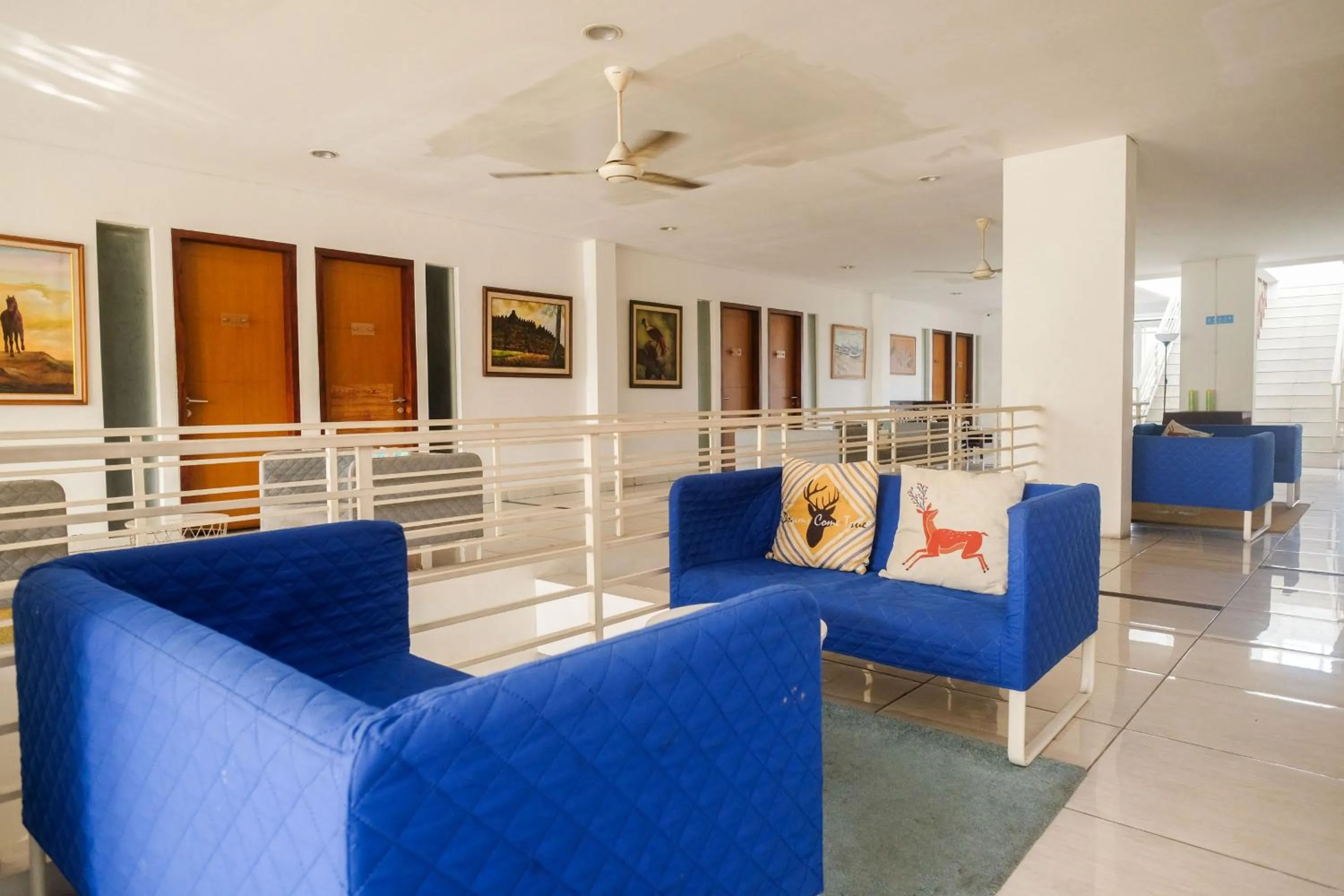 Seating area in Sans Hotel Prime Cailendra Yogyakarta by RedDoorz