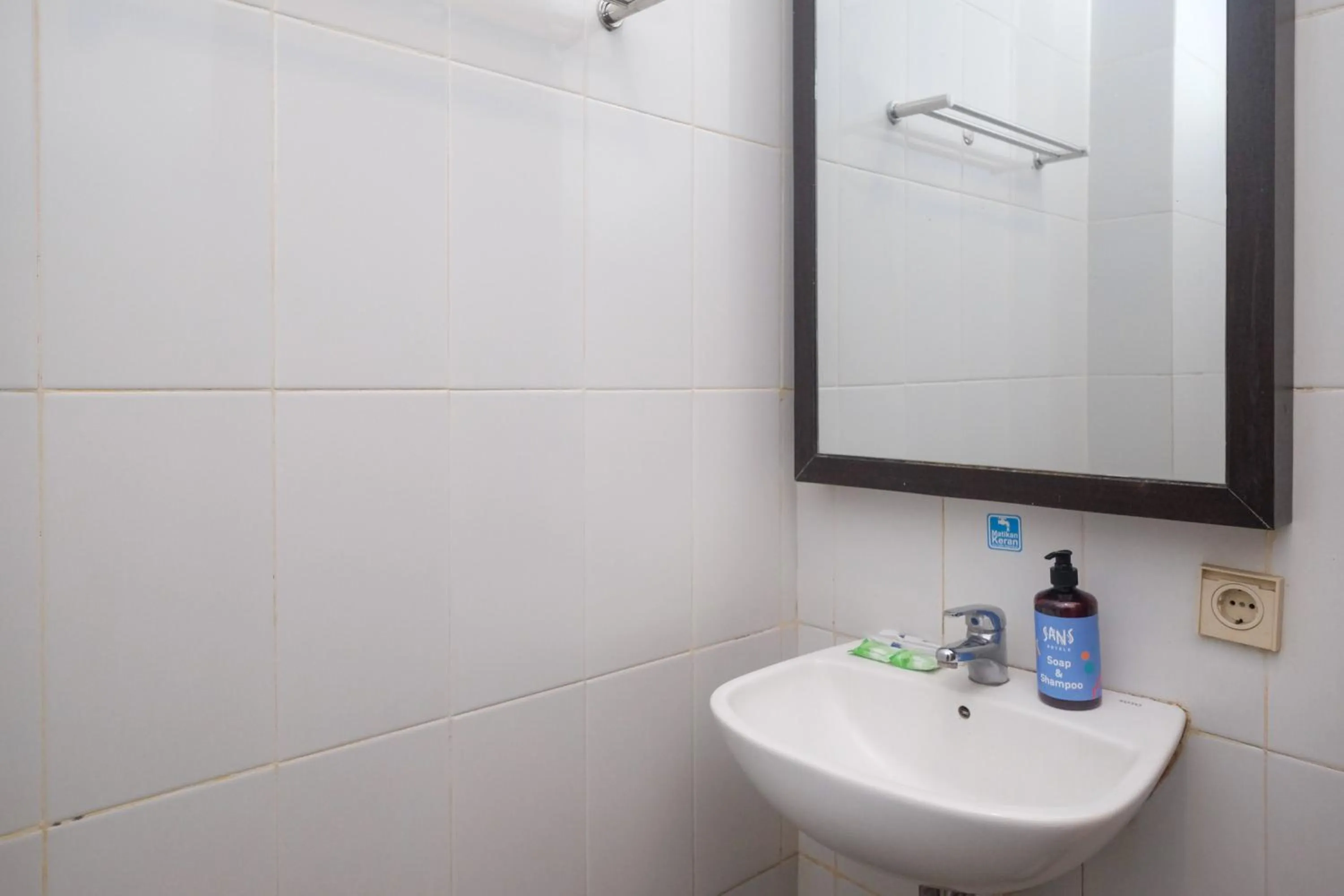 Bathroom in Sans Hotel Prime Cailendra Yogyakarta by RedDoorz