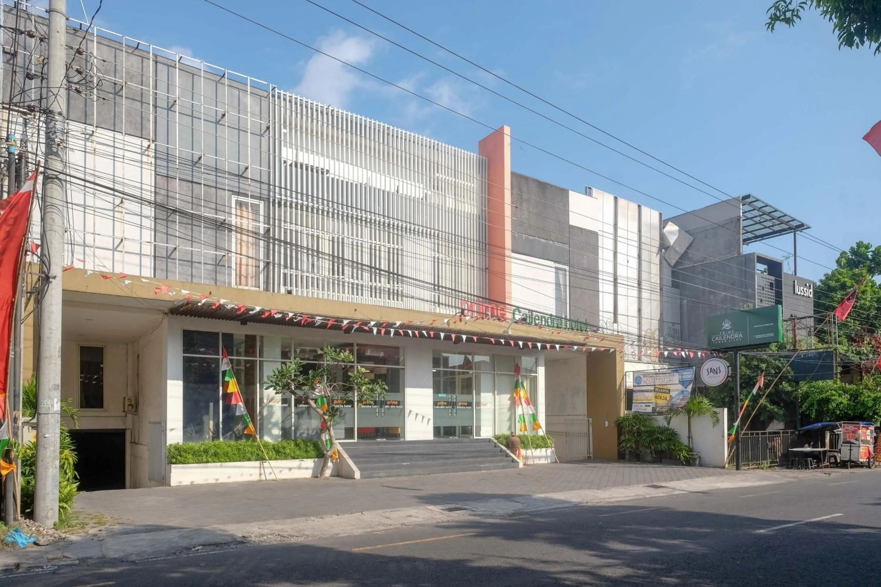 Facade/entrance in Sans Hotel Prime Cailendra Yogyakarta by RedDoorz