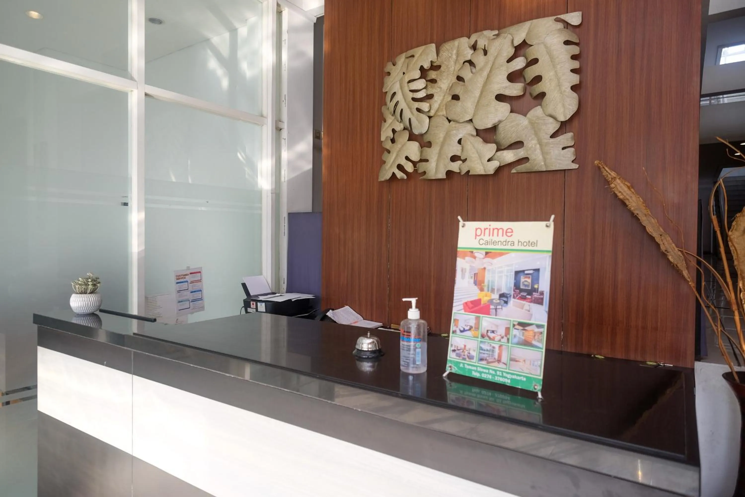 Lobby or reception in Sans Hotel Prime Cailendra Yogyakarta by RedDoorz