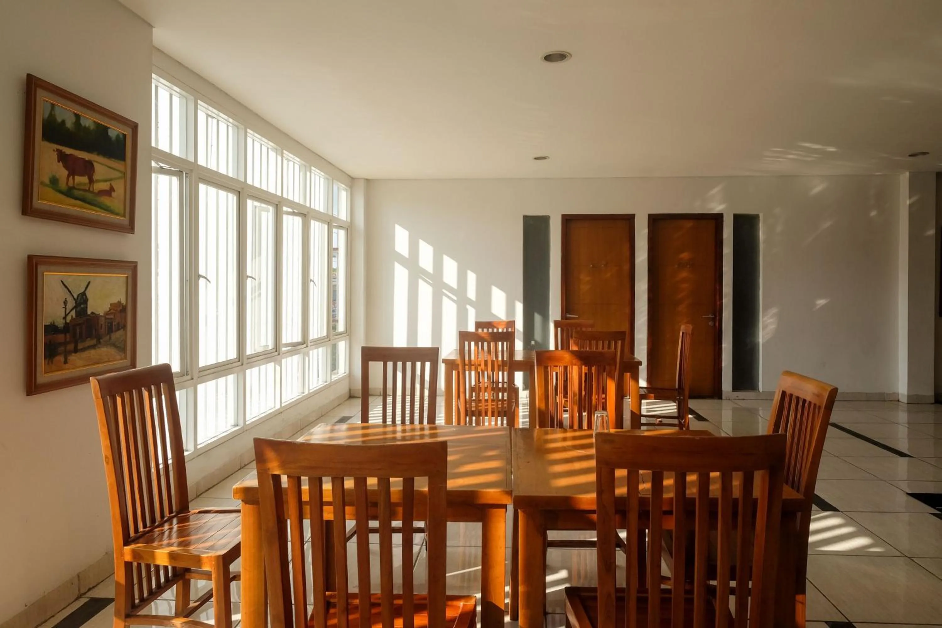 Seating area in Sans Hotel Prime Cailendra Yogyakarta by RedDoorz