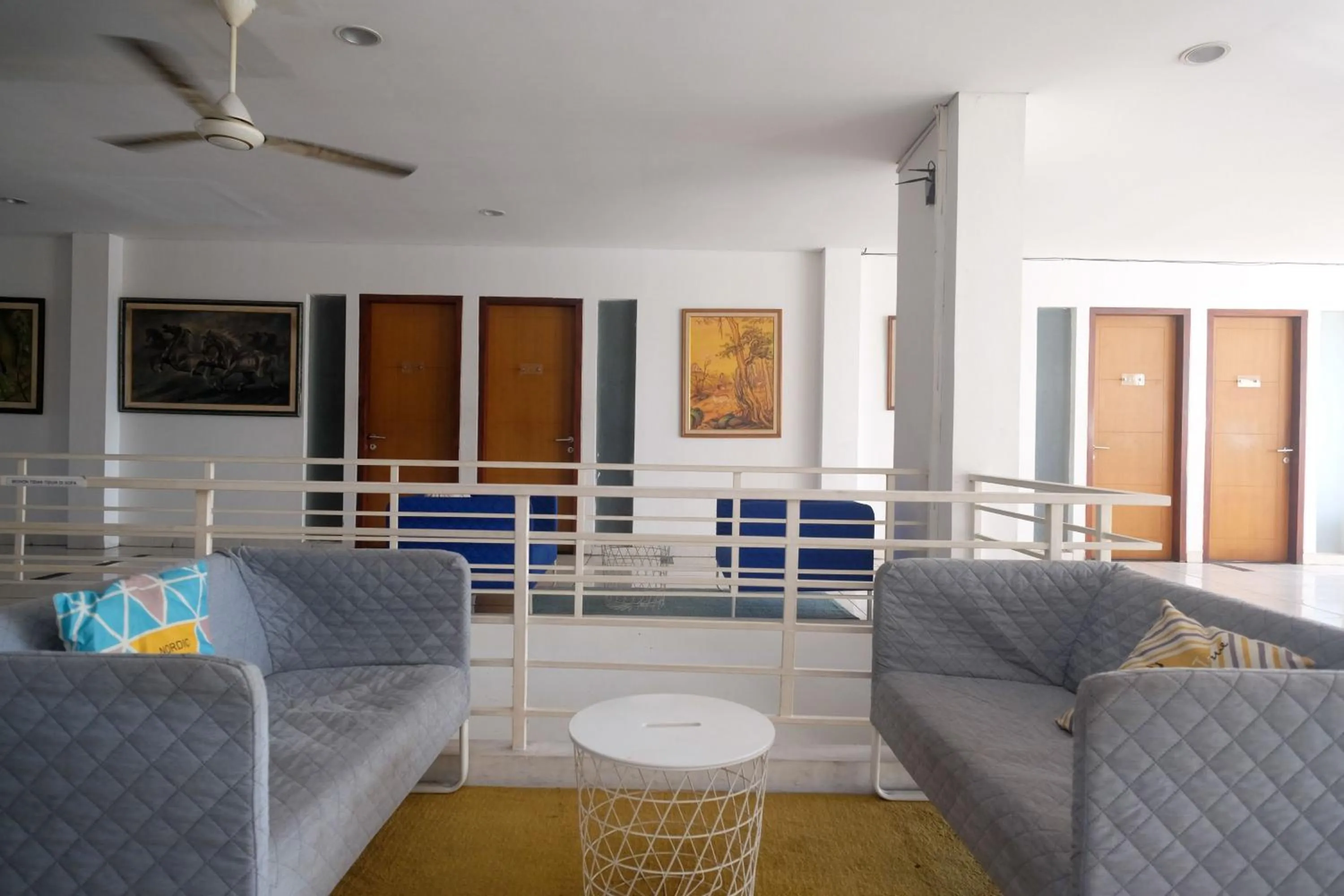 Seating area in Sans Hotel Prime Cailendra Yogyakarta by RedDoorz