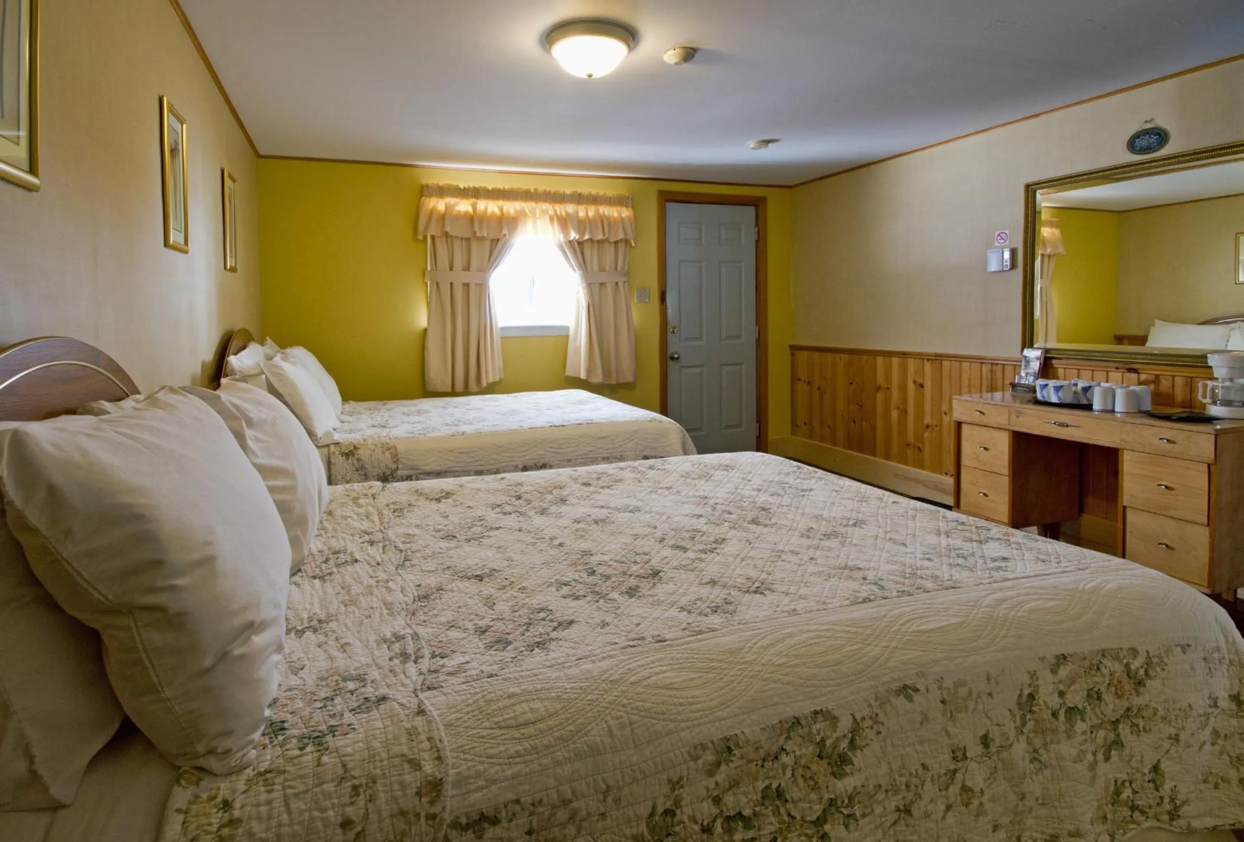 Photo of the whole room, Bed in Mackenzie Motel & Cottages