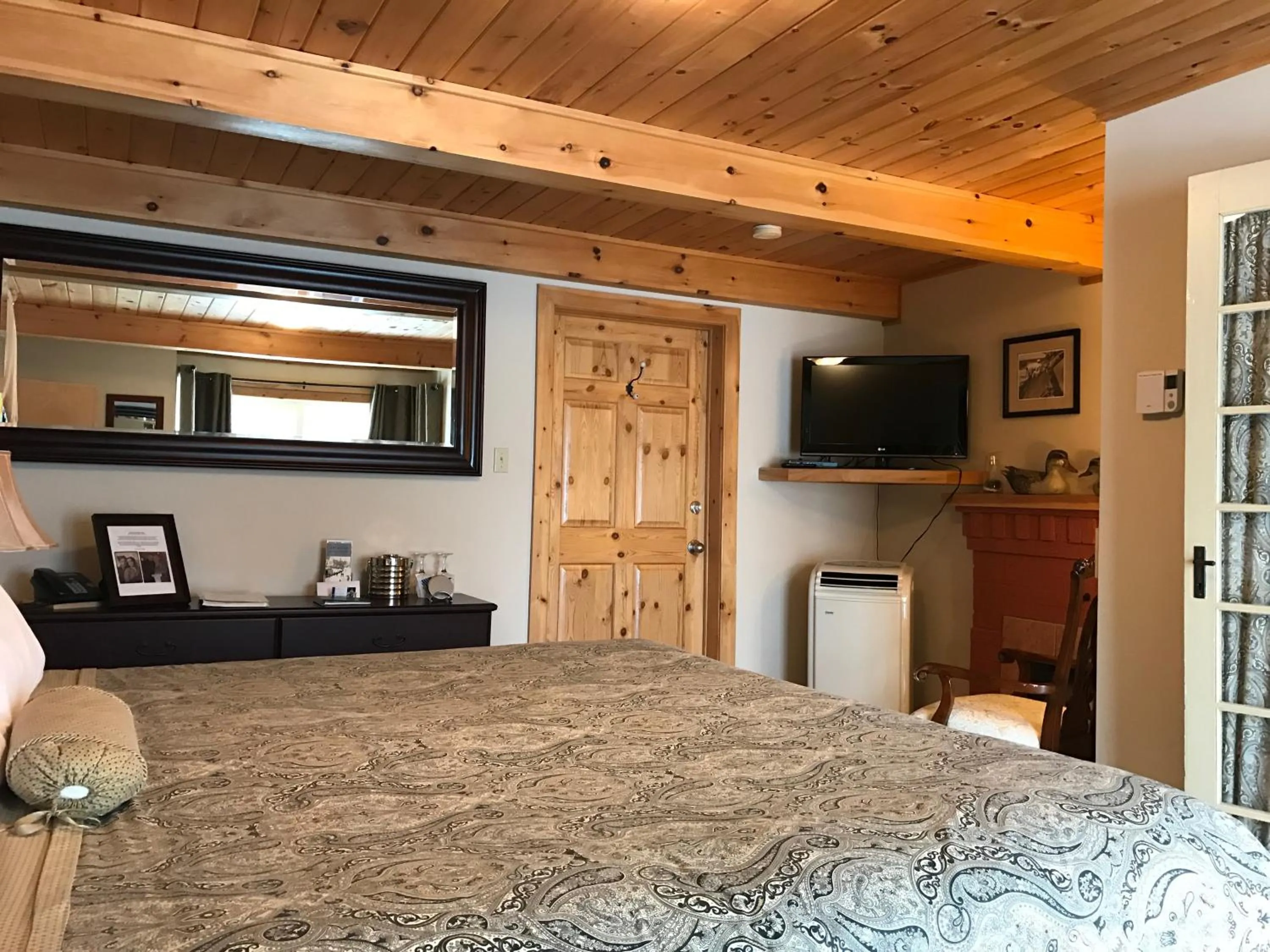 Photo of the whole room, Bed in Mackenzie Motel & Cottages