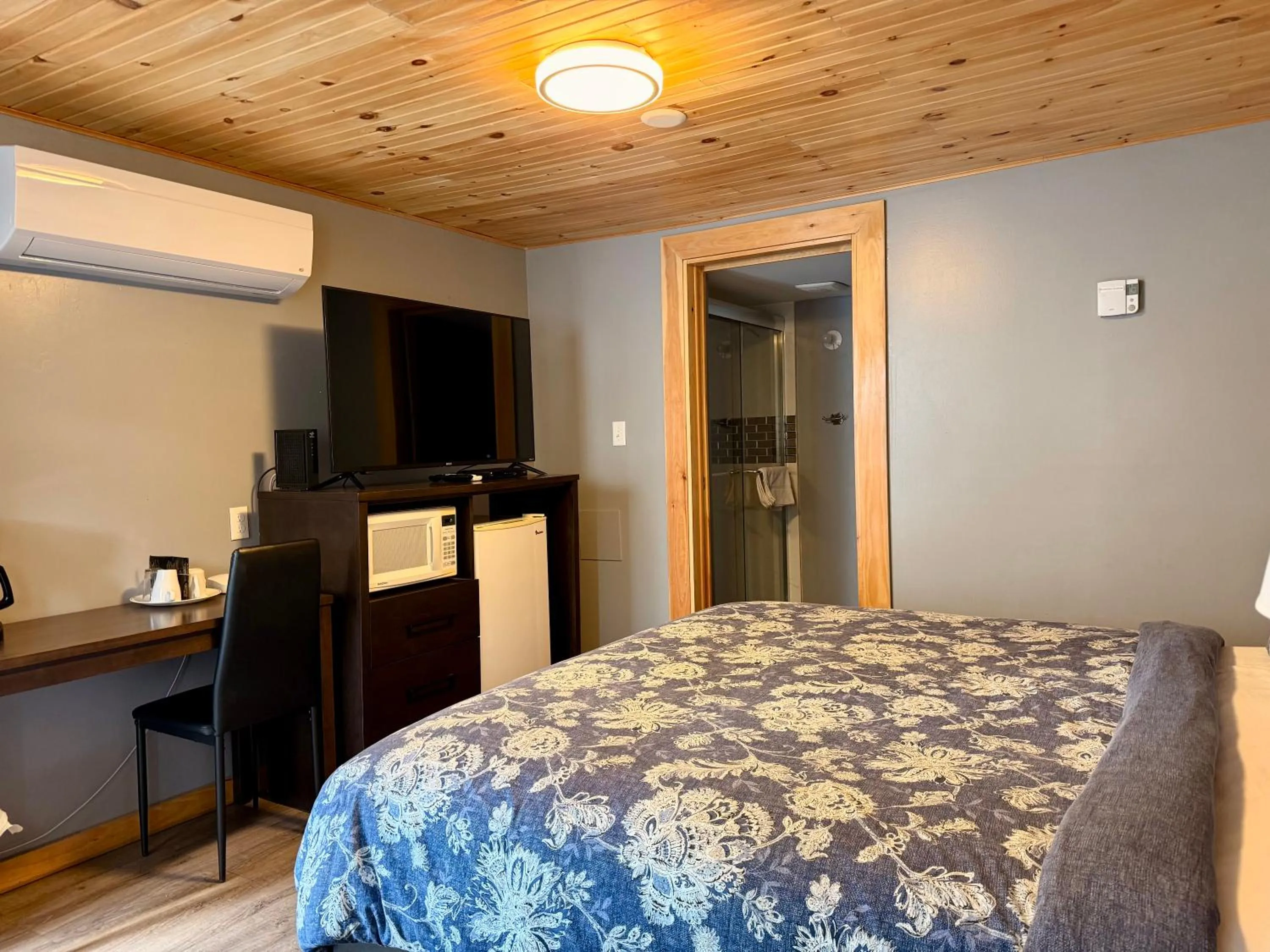 Bed in Mackenzie Motel & Cottages