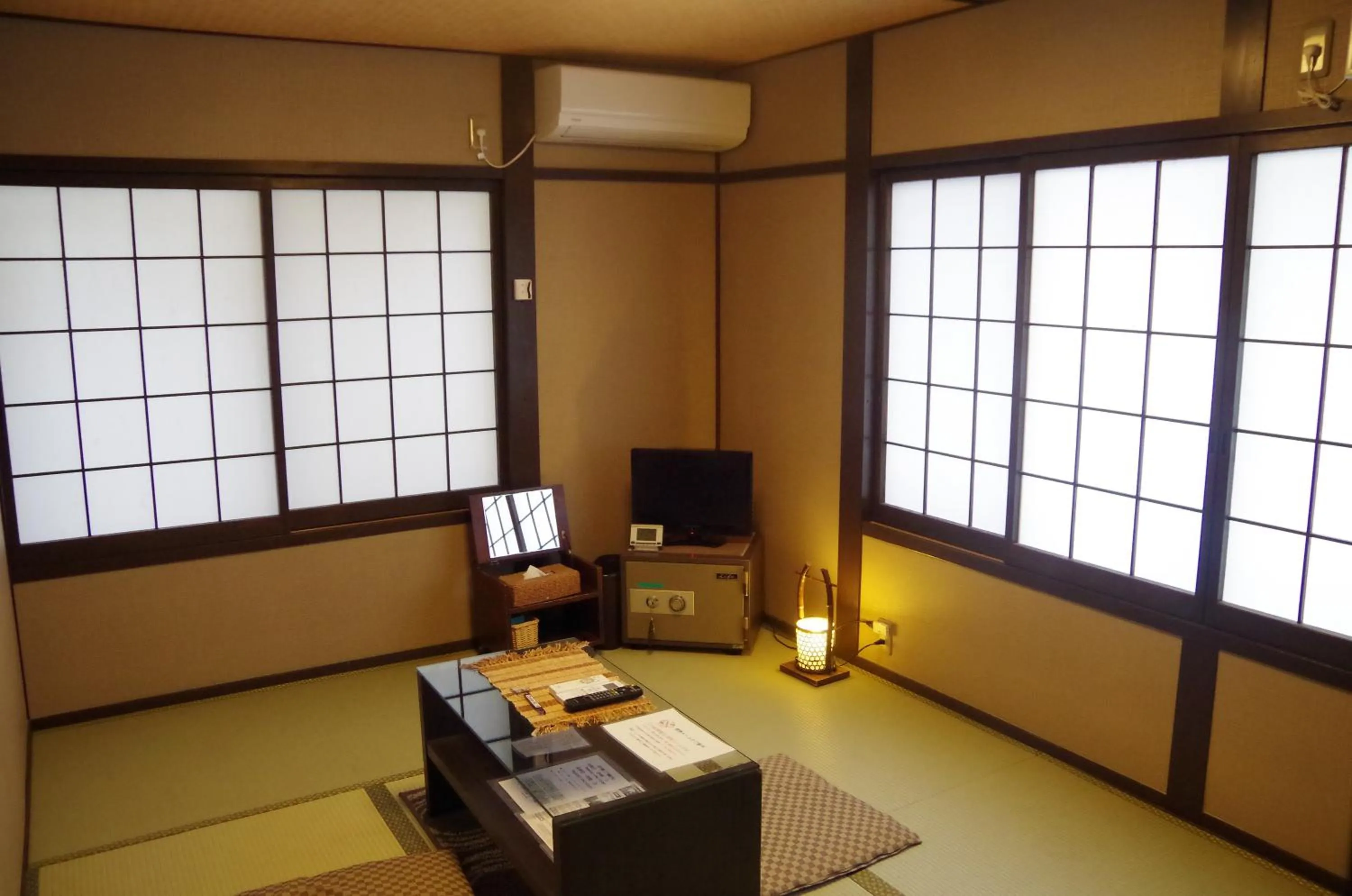 Photo of the whole room in Ryoso Chatani