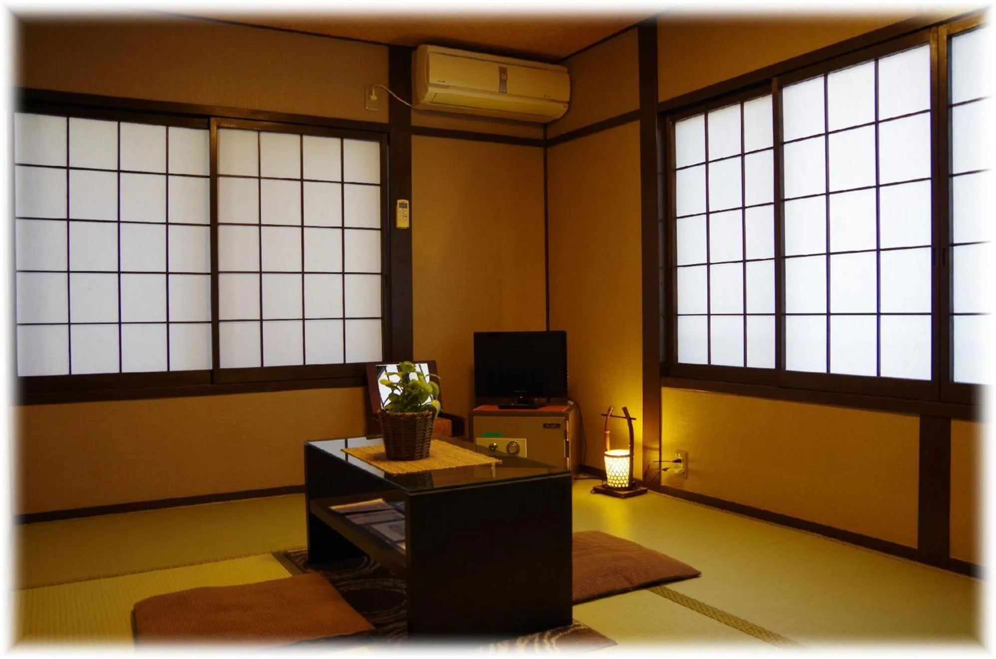 Photo of the whole room in Ryoso Chatani