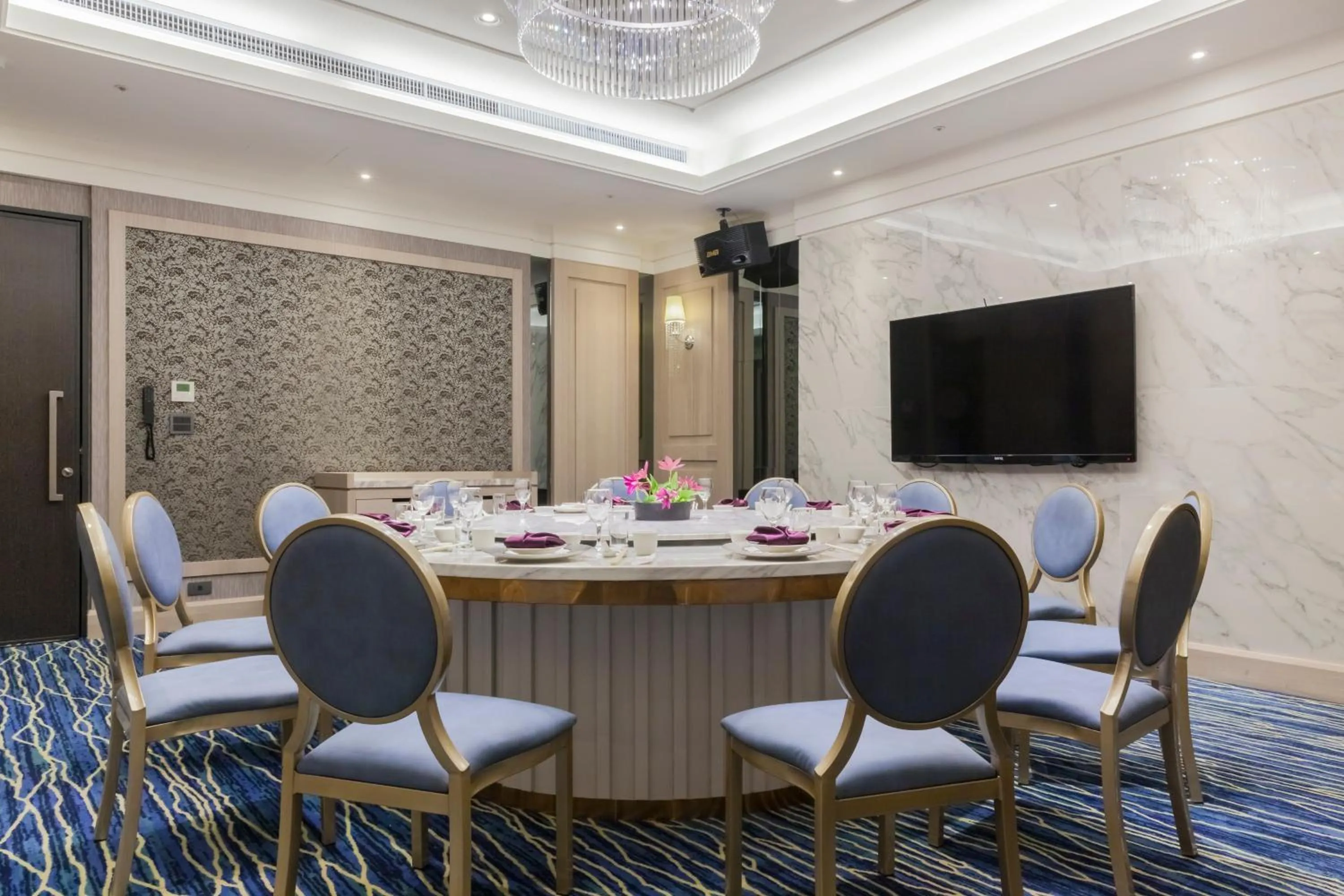 Restaurant/places to eat in Saint Art Hotel