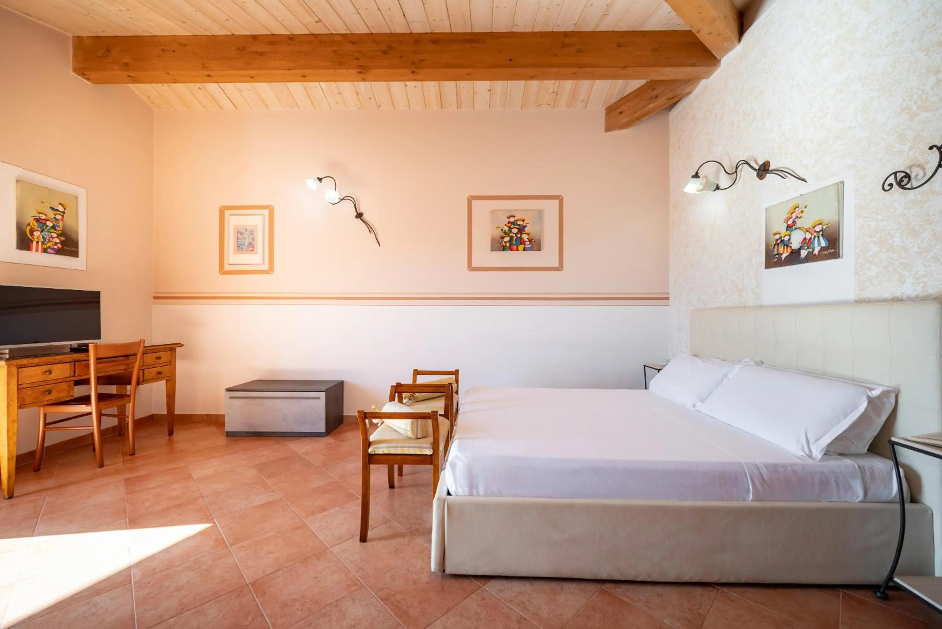 TV and multimedia in Lola Piccolo Hotel e Appartamenti