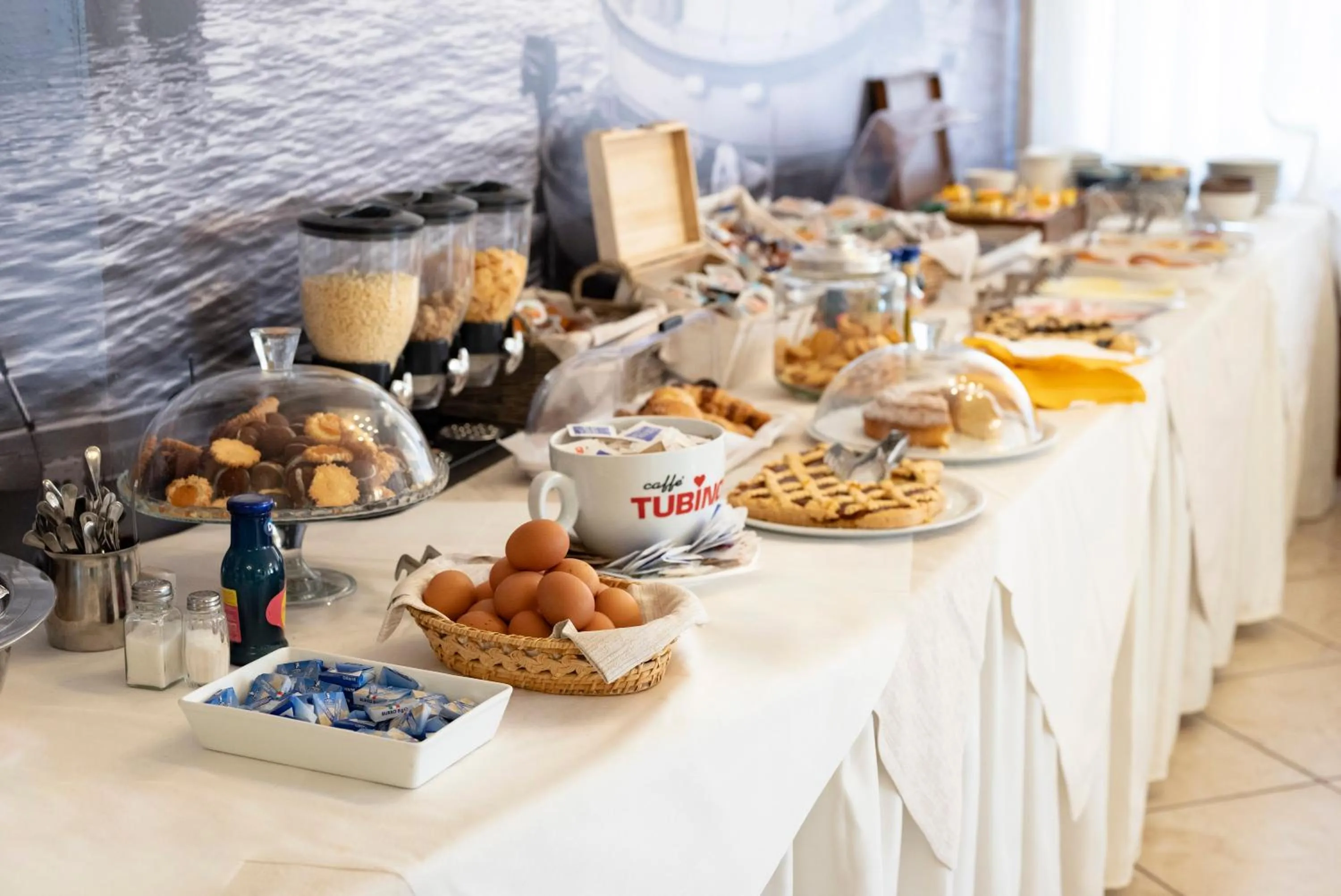 Buffet breakfast in Lola Piccolo Hotel e Appartamenti