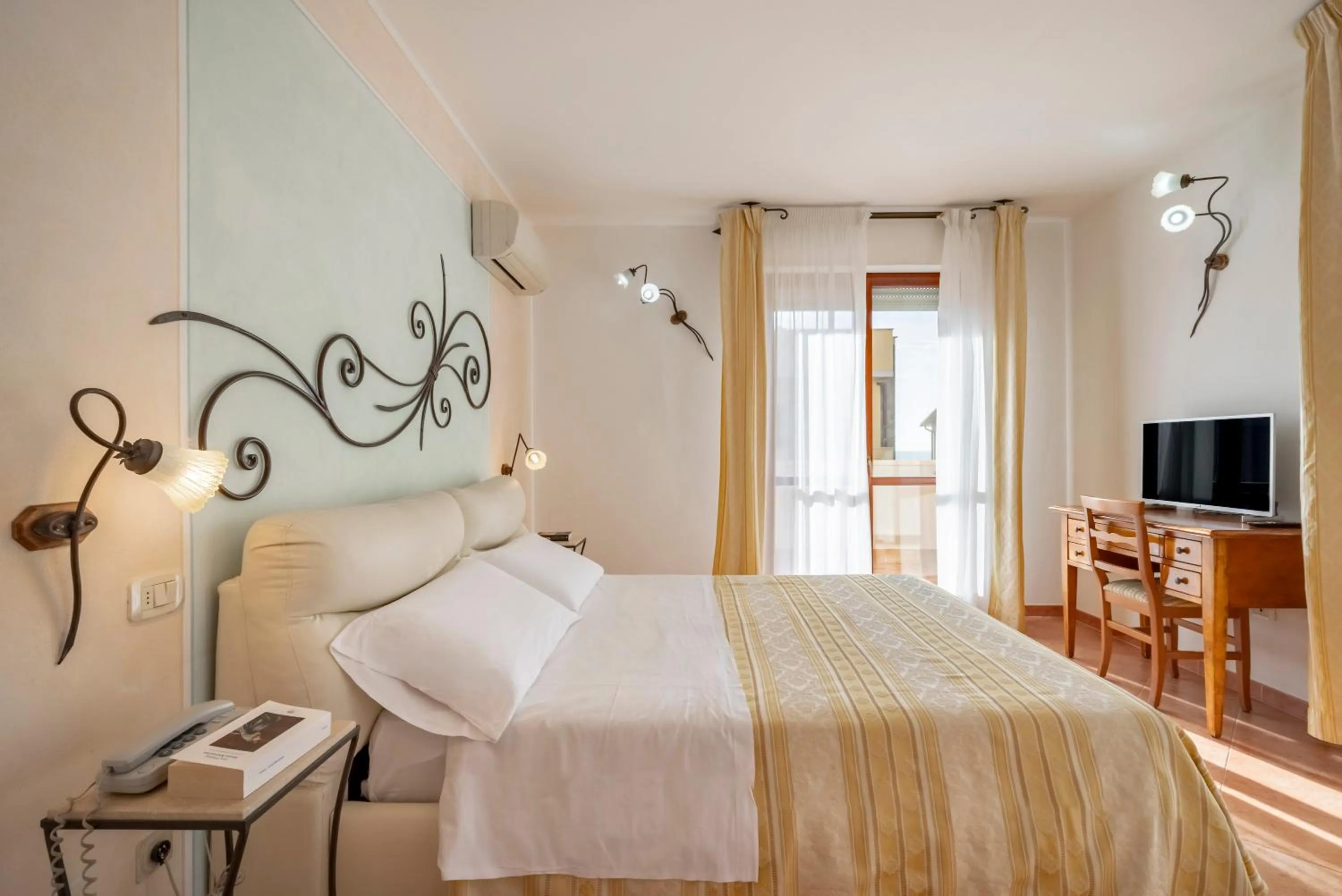 Bedroom in Lola Piccolo Hotel e Appartamenti