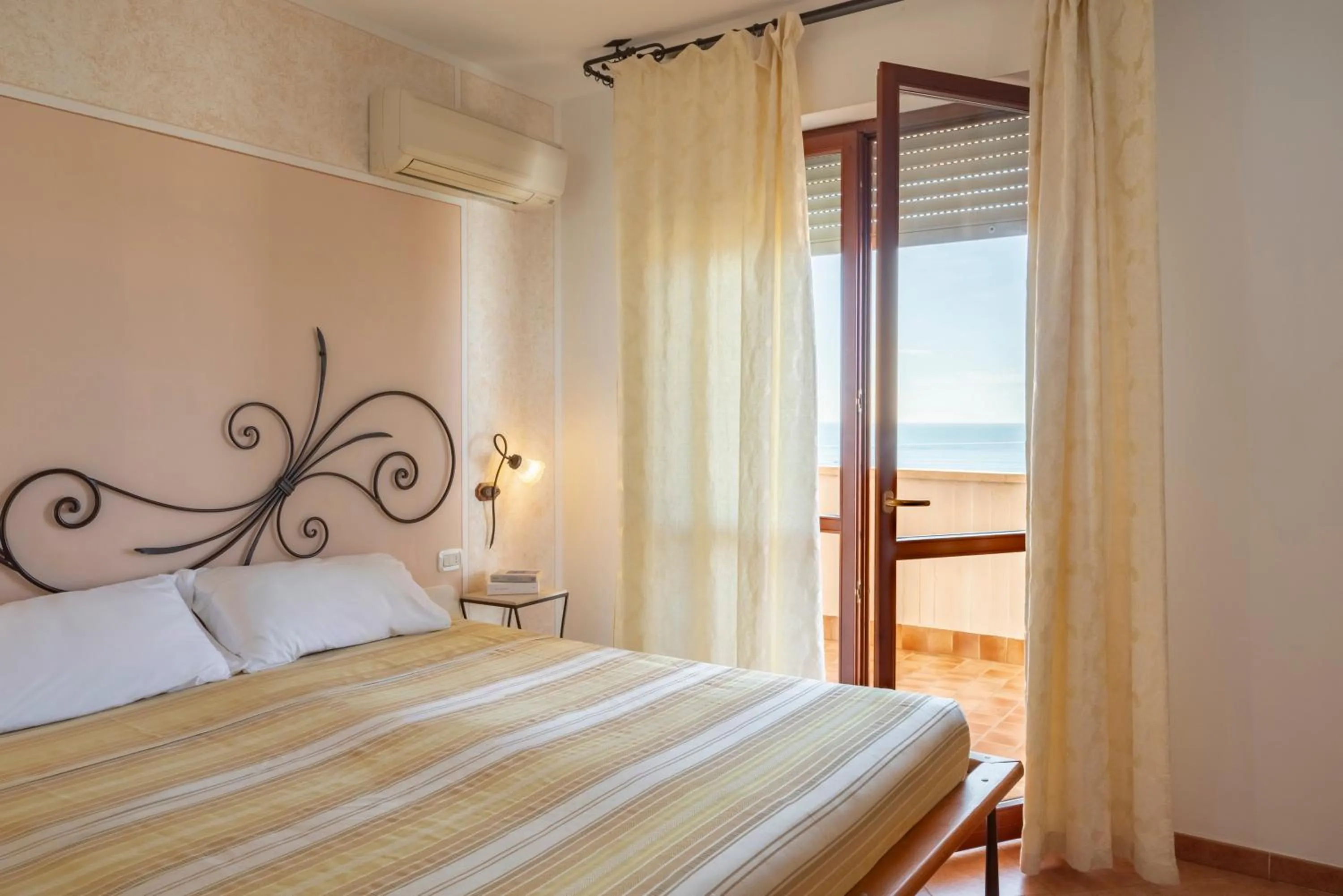 Bedroom in Lola Piccolo Hotel e Appartamenti