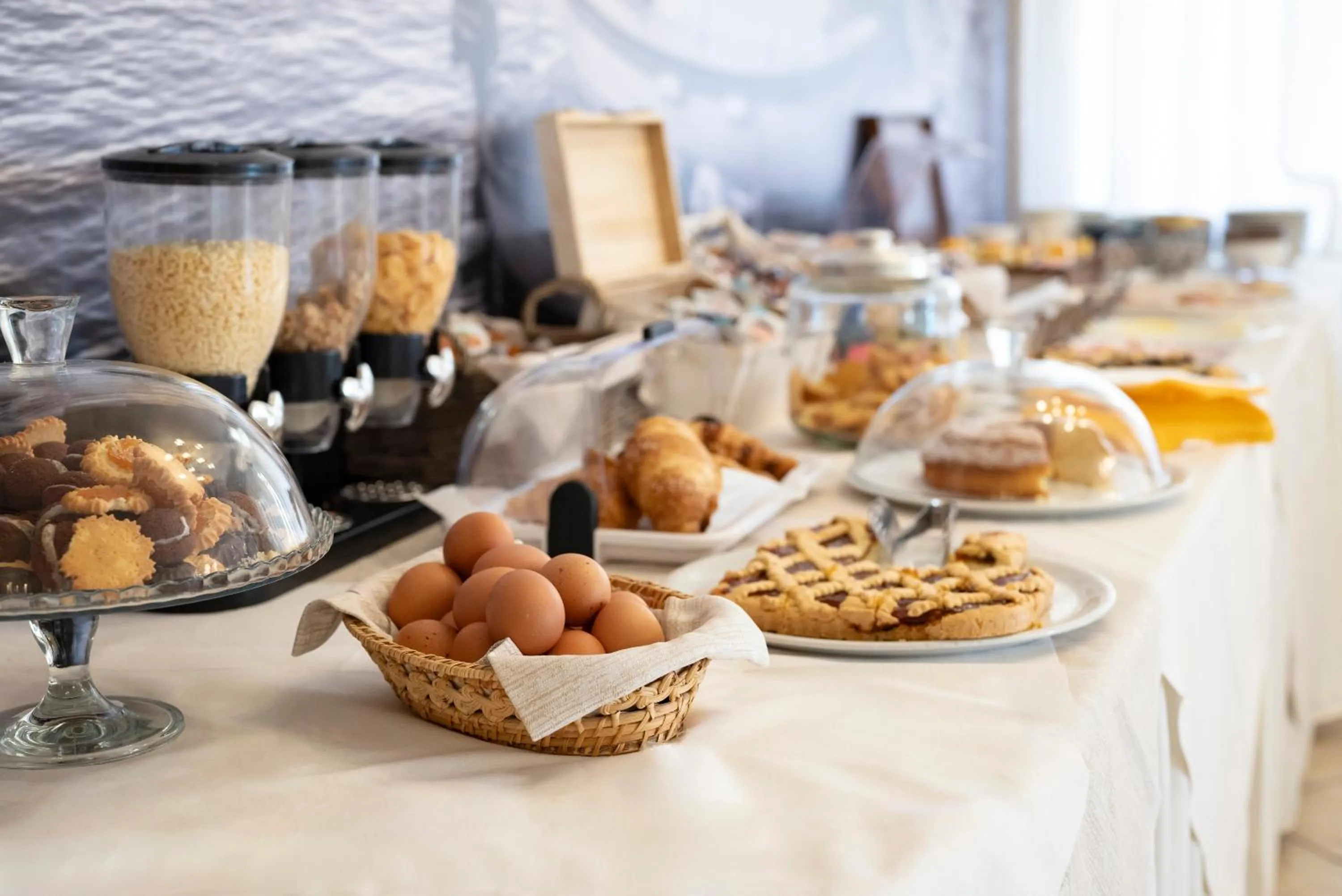 Buffet breakfast in Lola Piccolo Hotel e Appartamenti