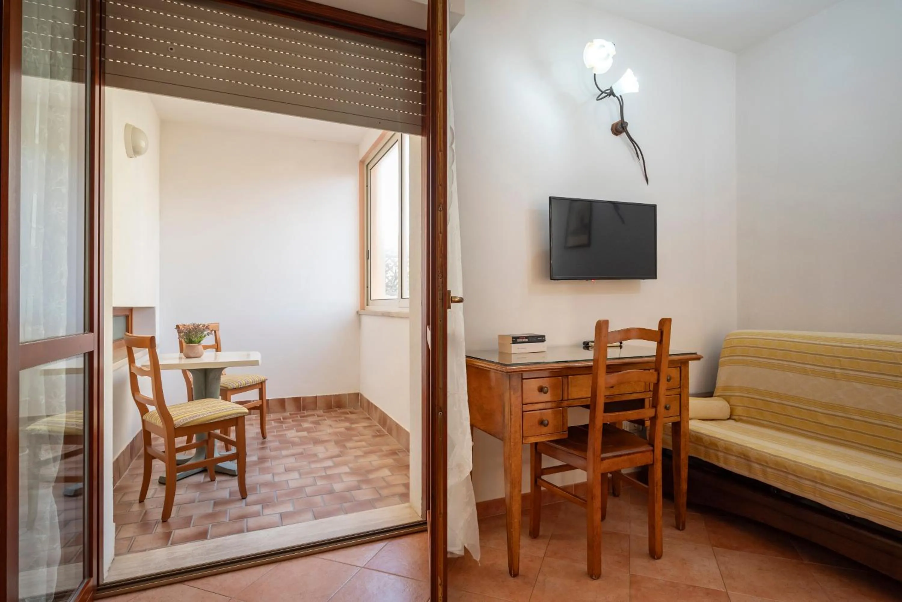 TV and multimedia in Lola Piccolo Hotel e Appartamenti