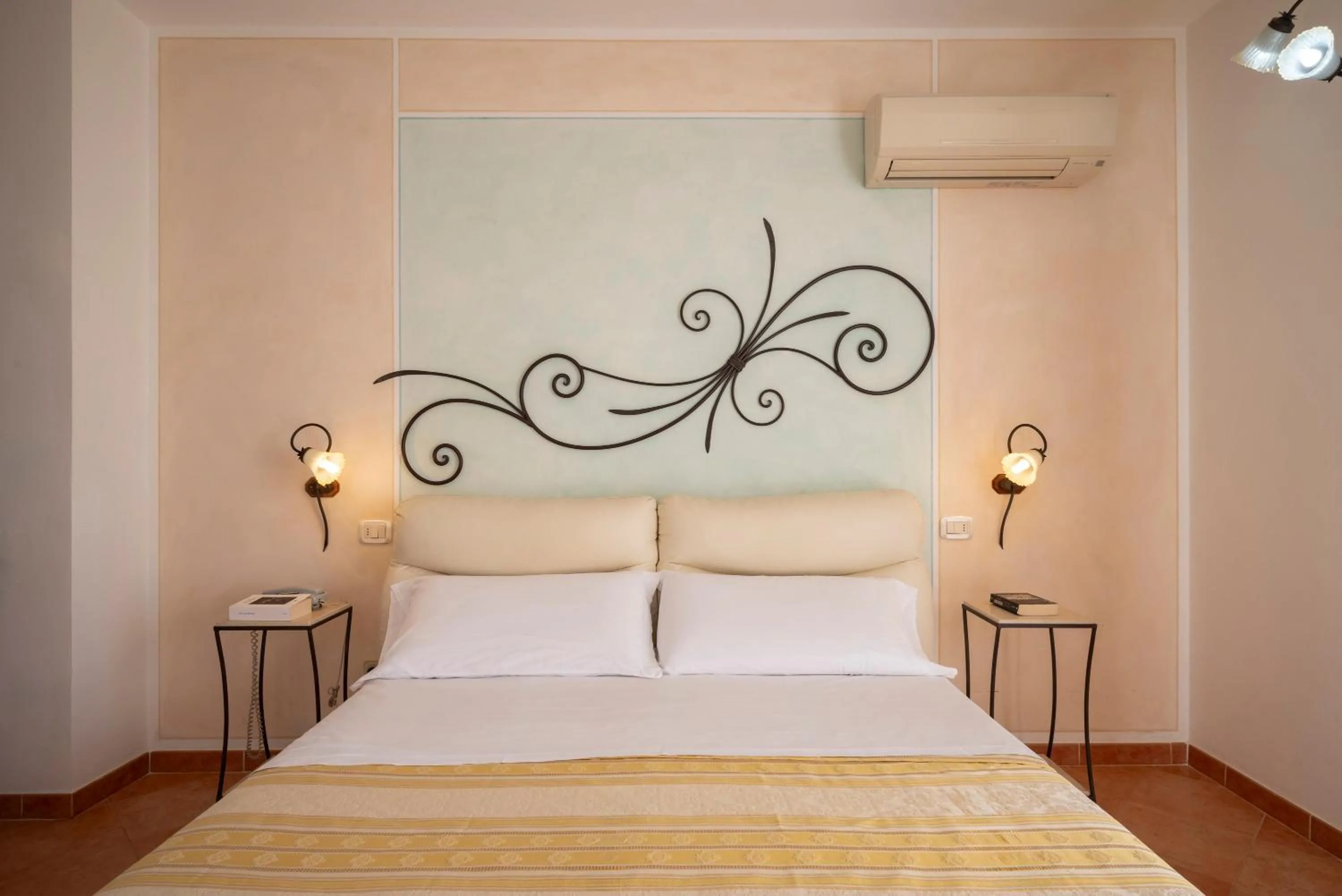 Bed in Lola Piccolo Hotel e Appartamenti