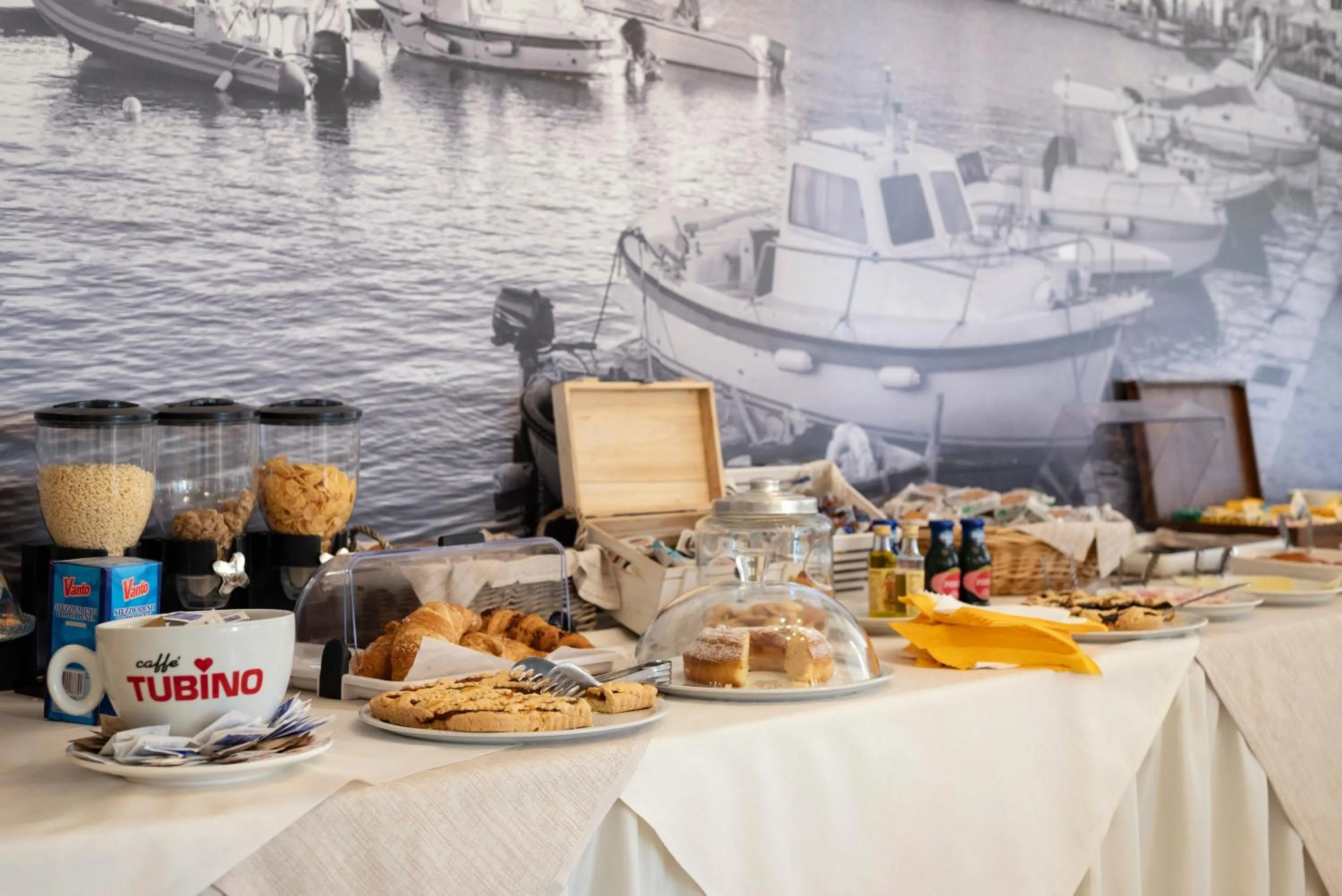 Buffet breakfast in Lola Piccolo Hotel e Appartamenti