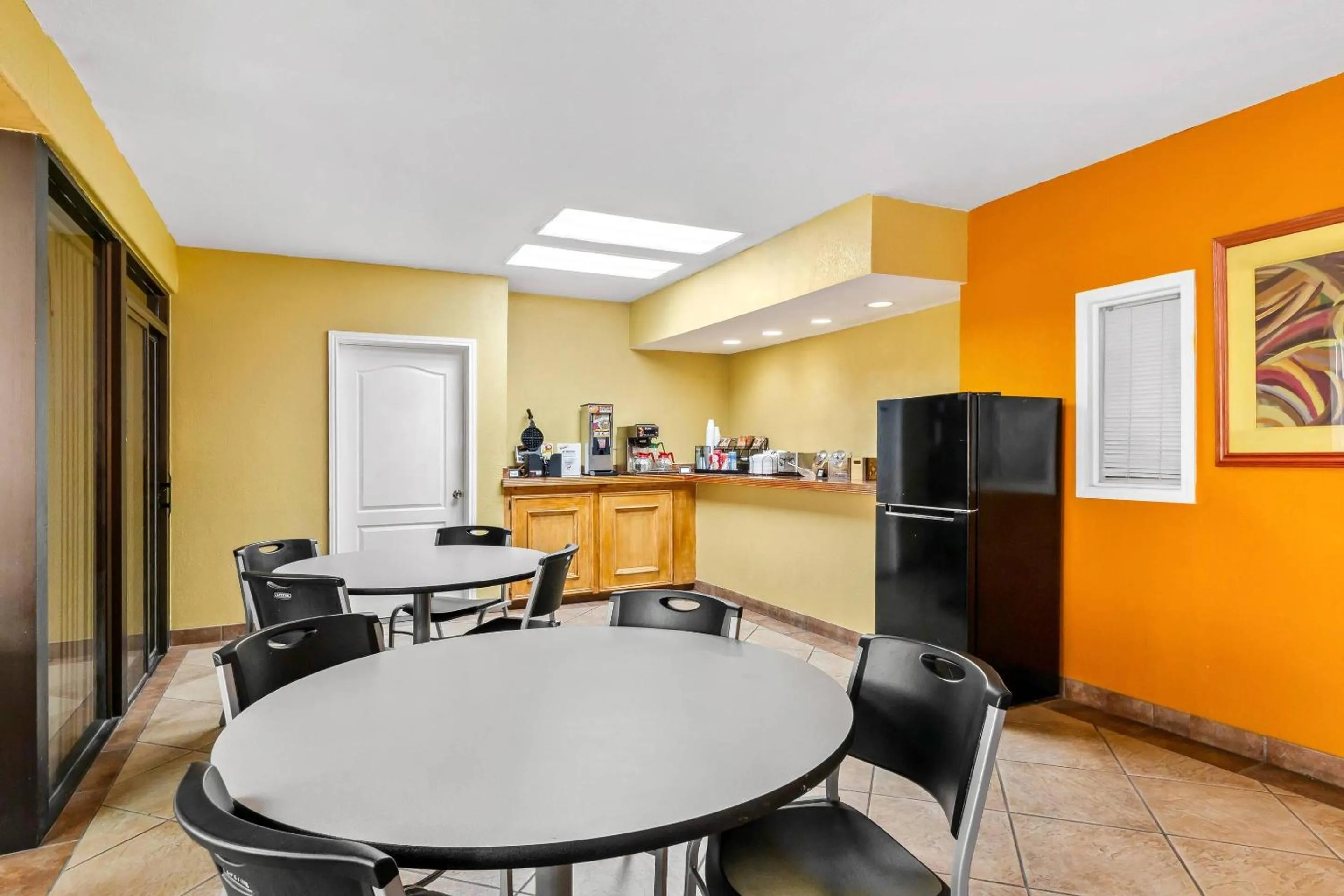 Breakfast in Econo Lodge Del Rio