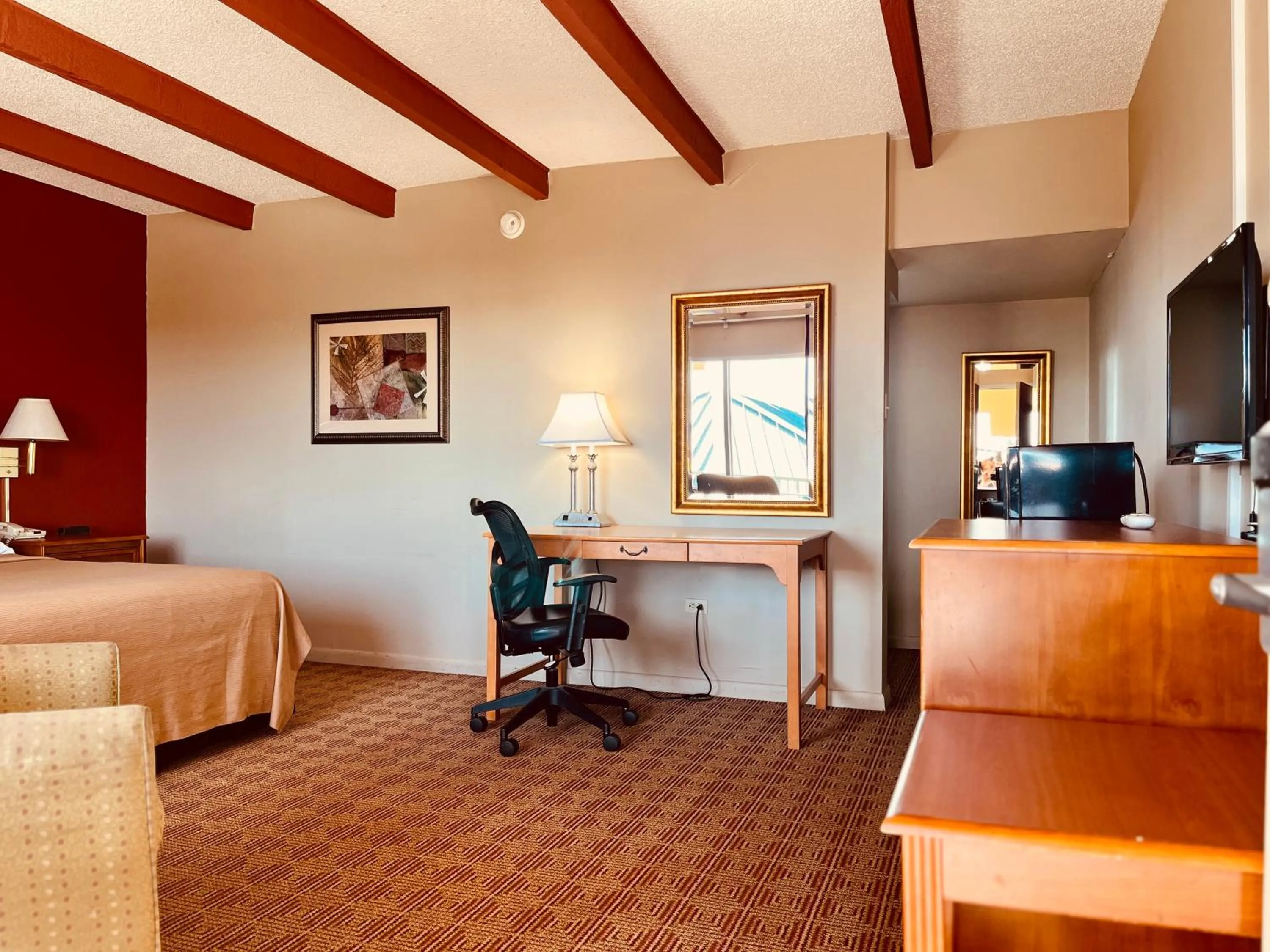 TV and multimedia, Bed in Econo Lodge Del Rio