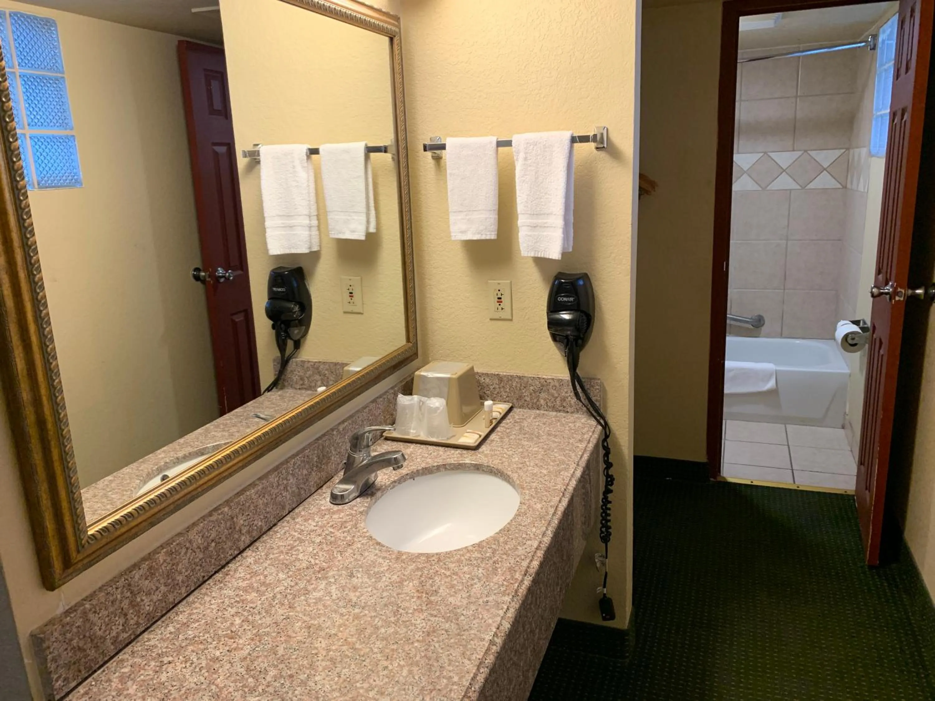 Bathroom in Econo Lodge Del Rio