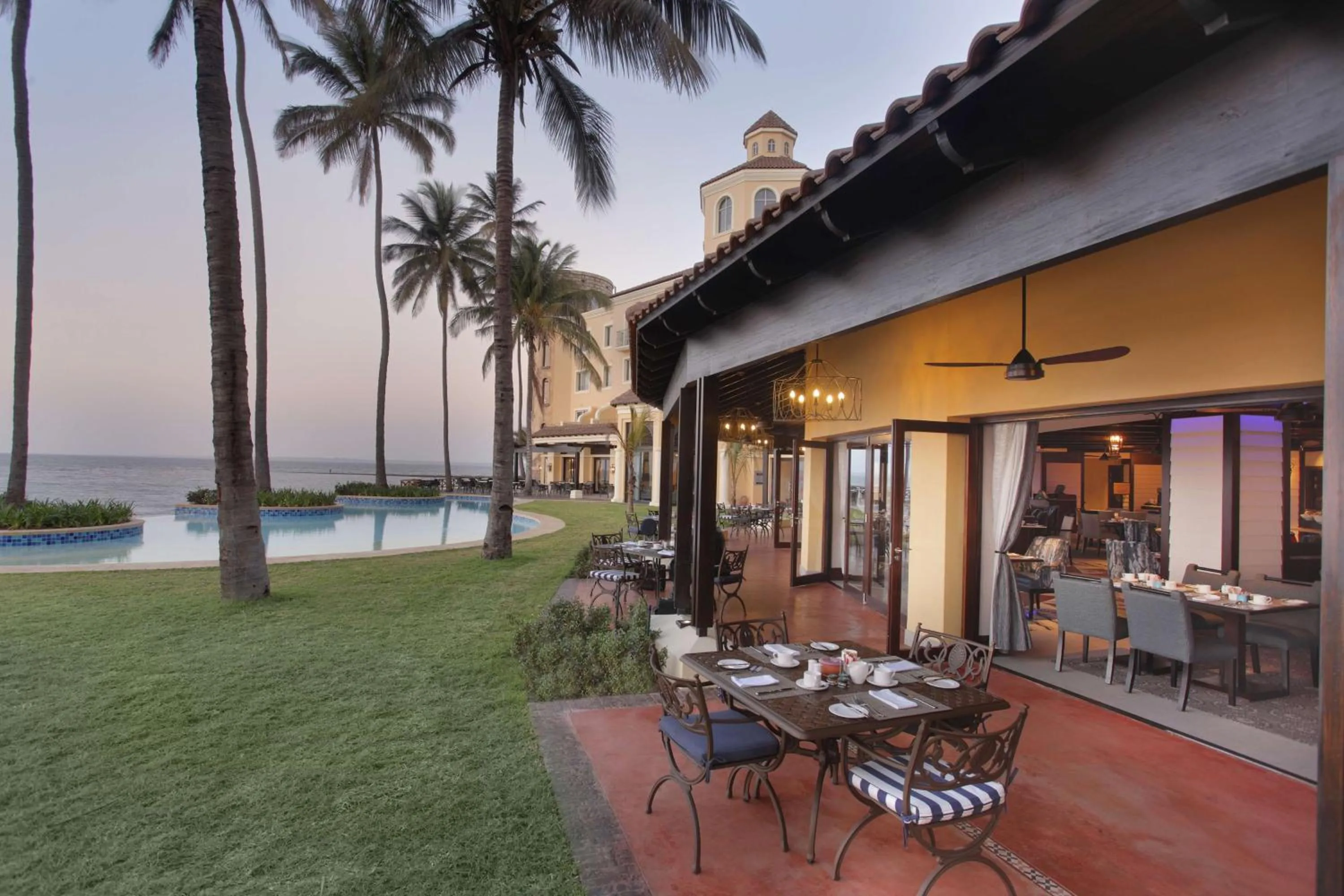 Lounge or bar in Southern Sun Maputo