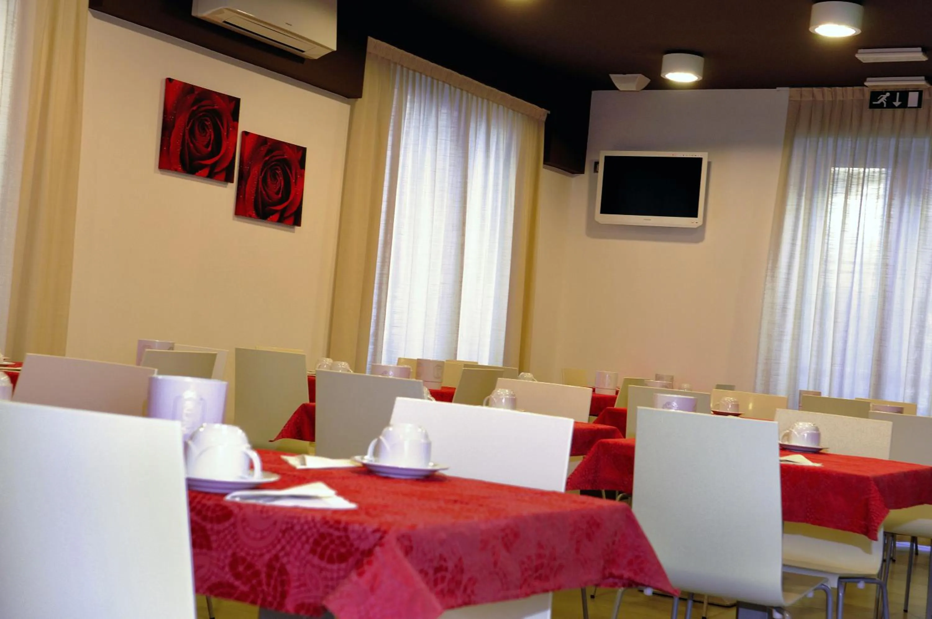 Restaurant/places to eat in Hotel Raffaello