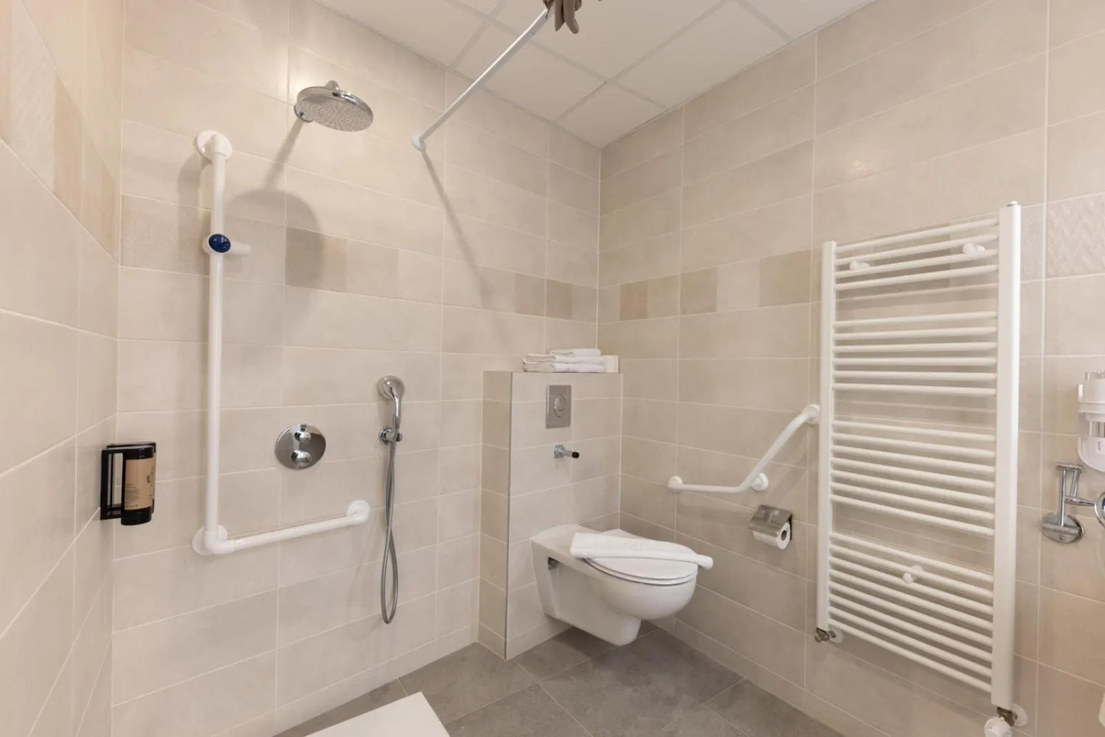Shower in Hotel Saint Augustin