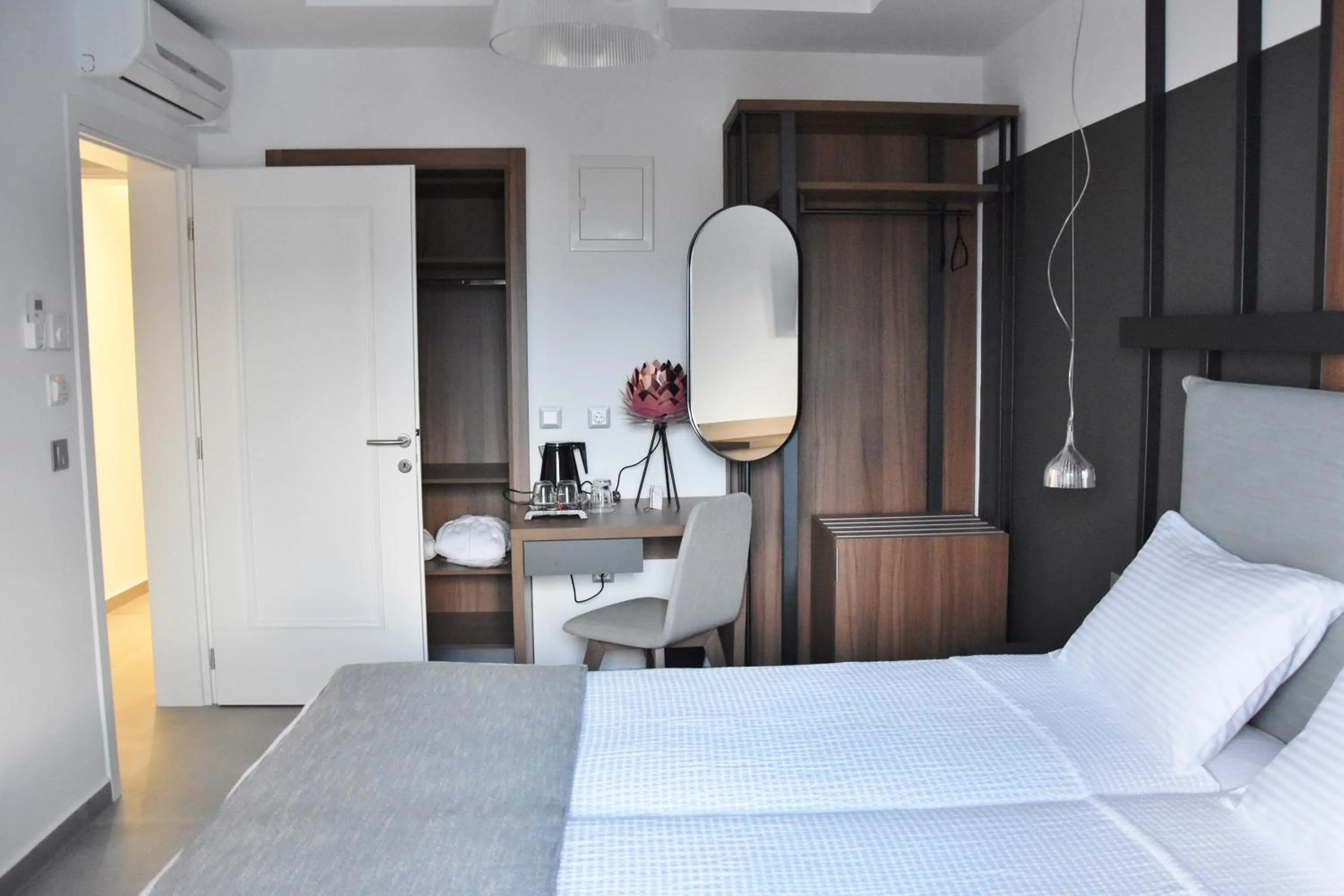 Photo of the whole room, Bed in Alexander Inn