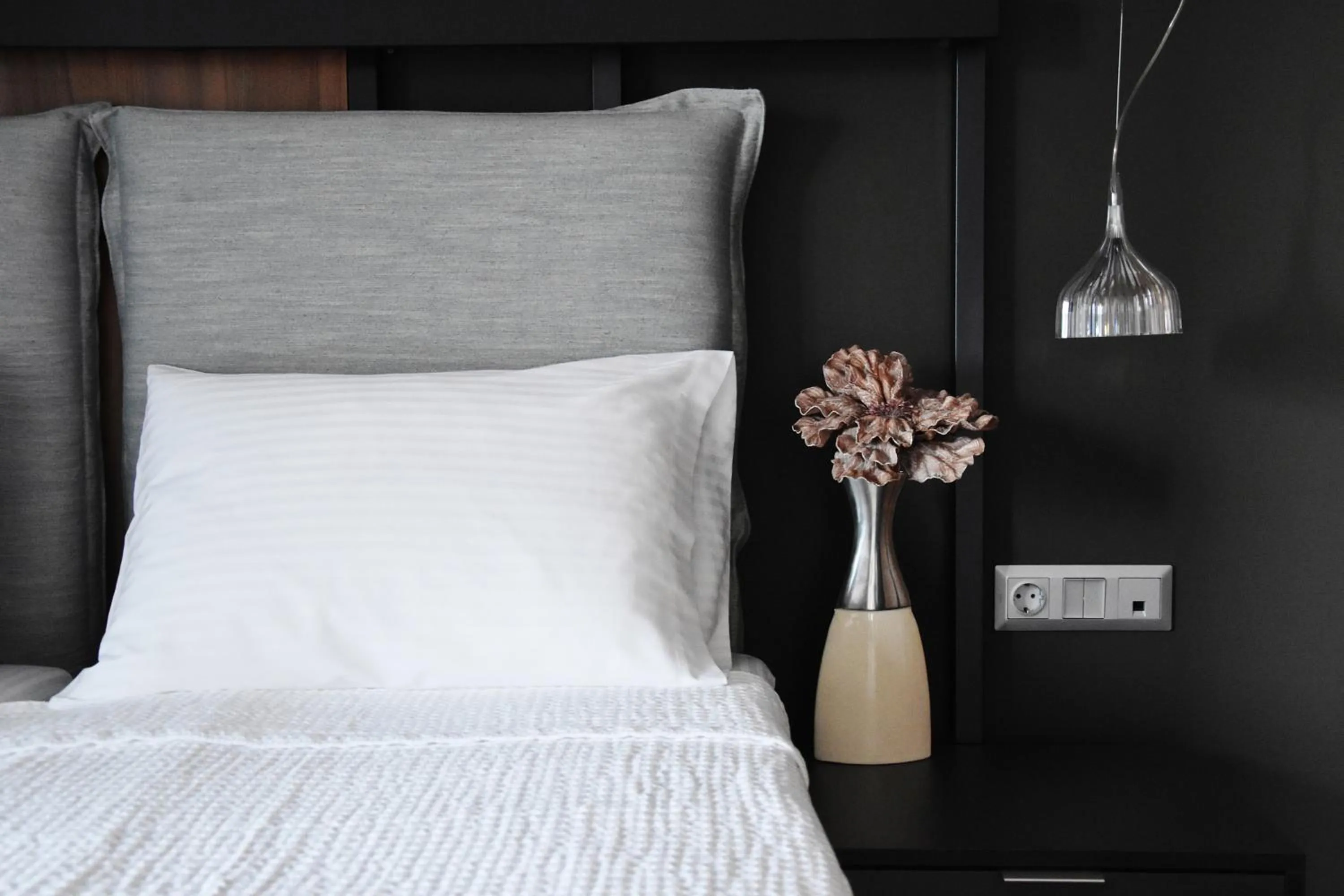 Decorative detail, Bed in Alexander Inn