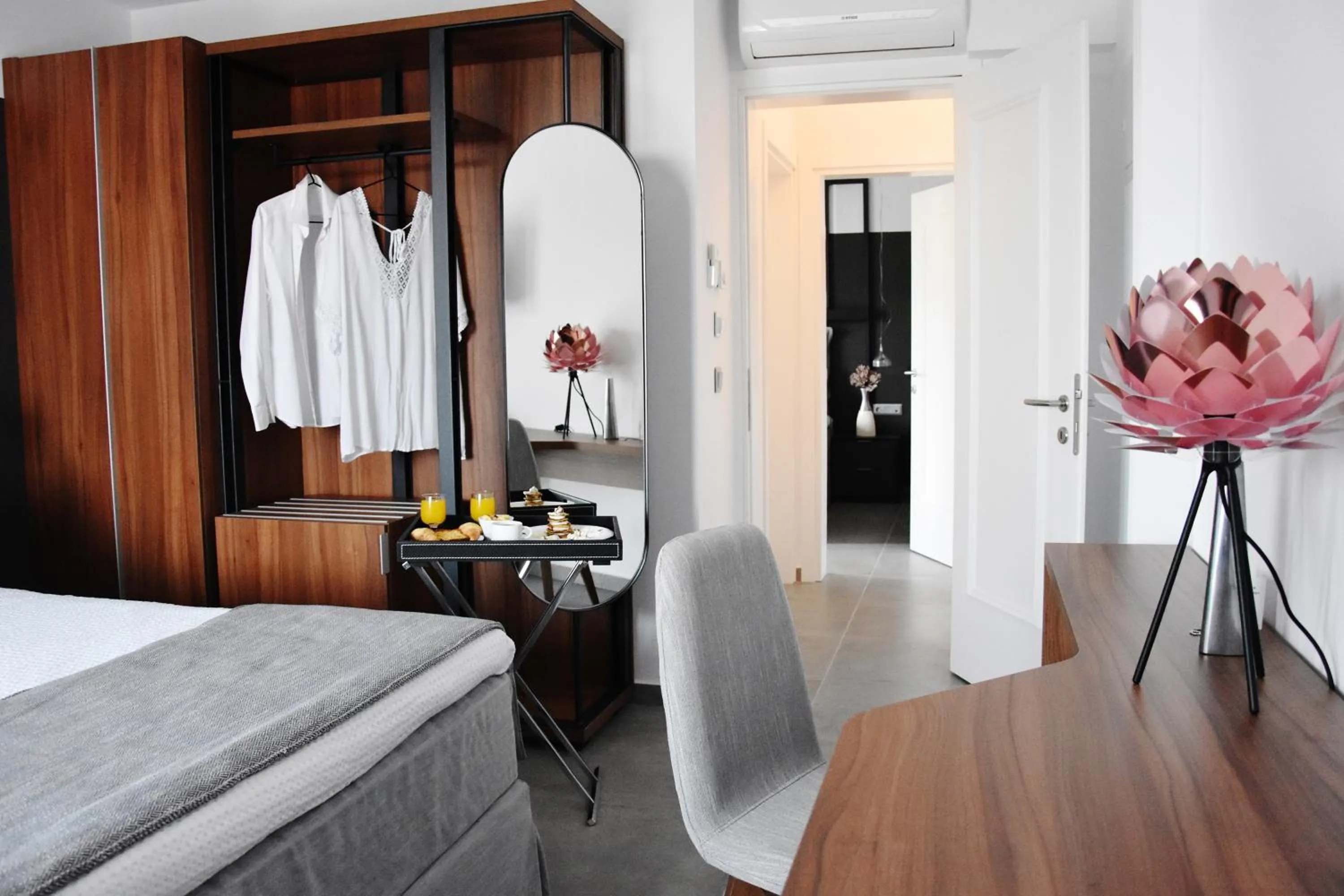 Photo of the whole room, Bed in Alexander Inn