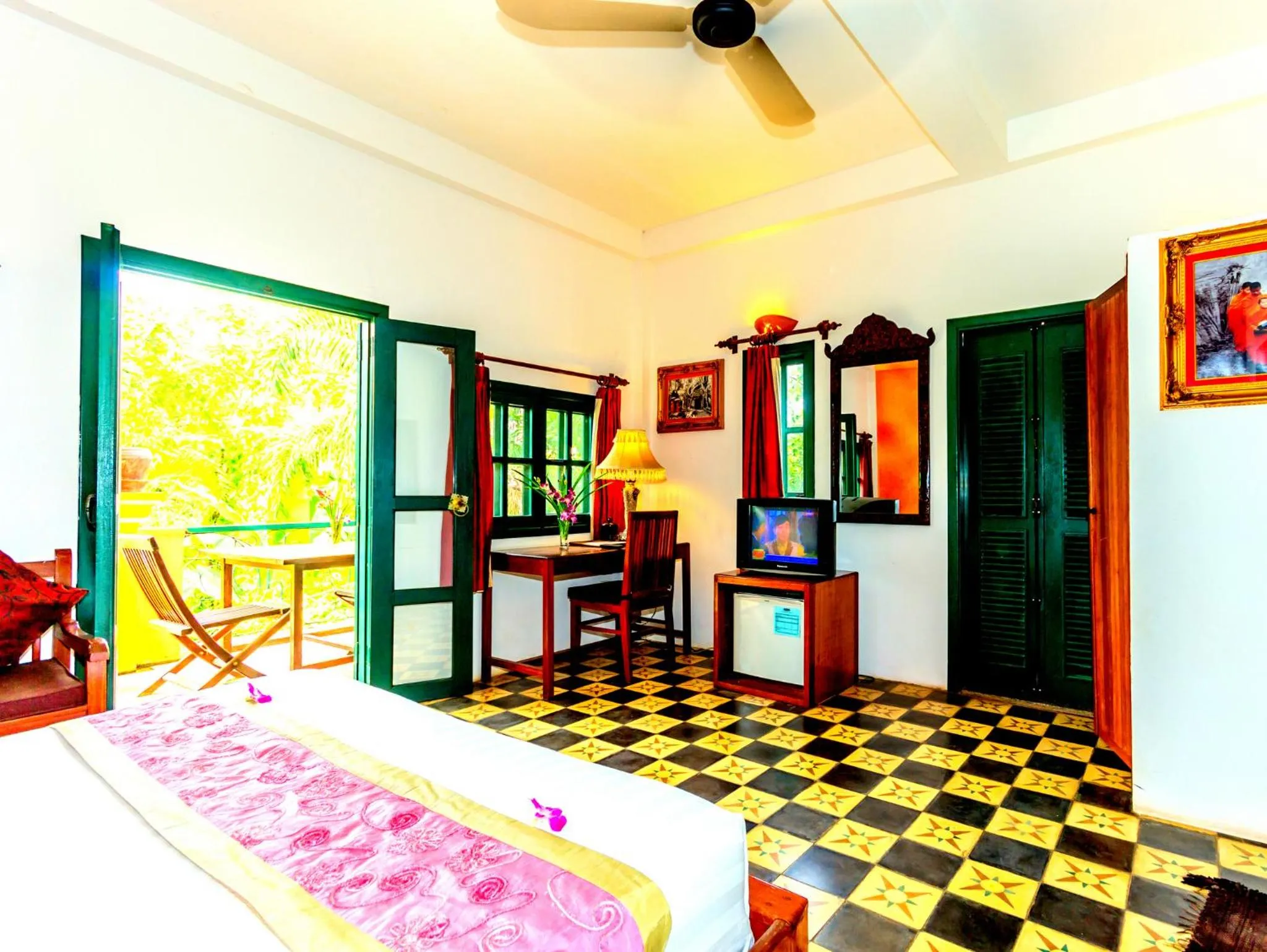 Dining area, Bed in Golden Banana Residence