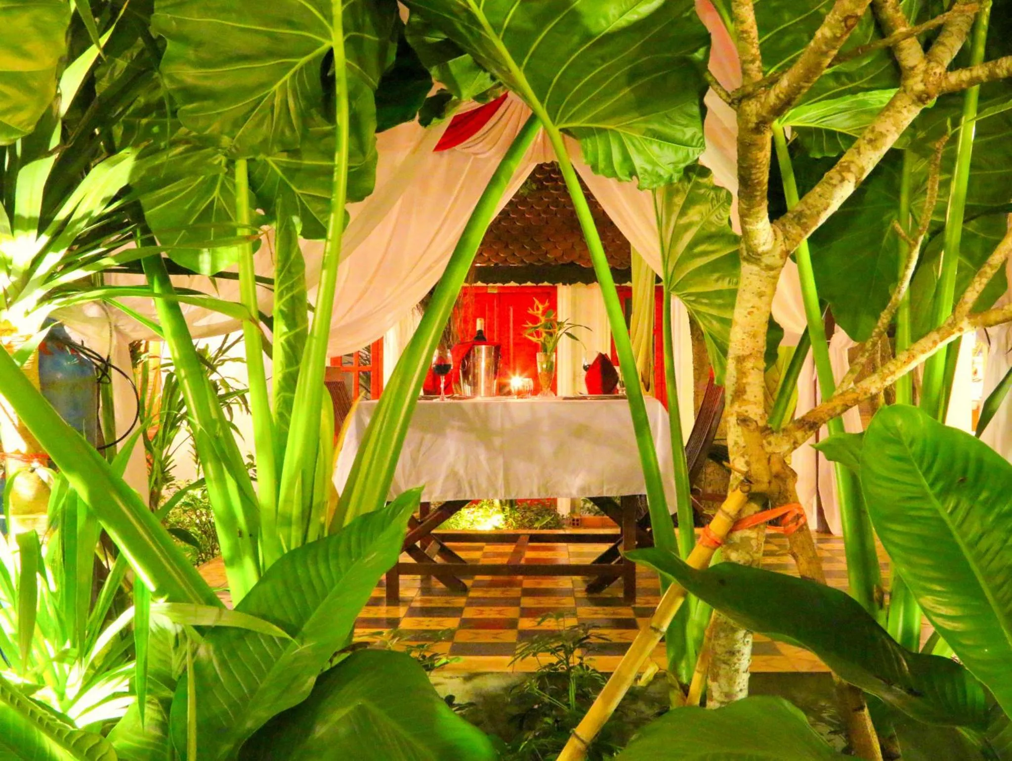 Restaurant/places to eat in Golden Banana Residence