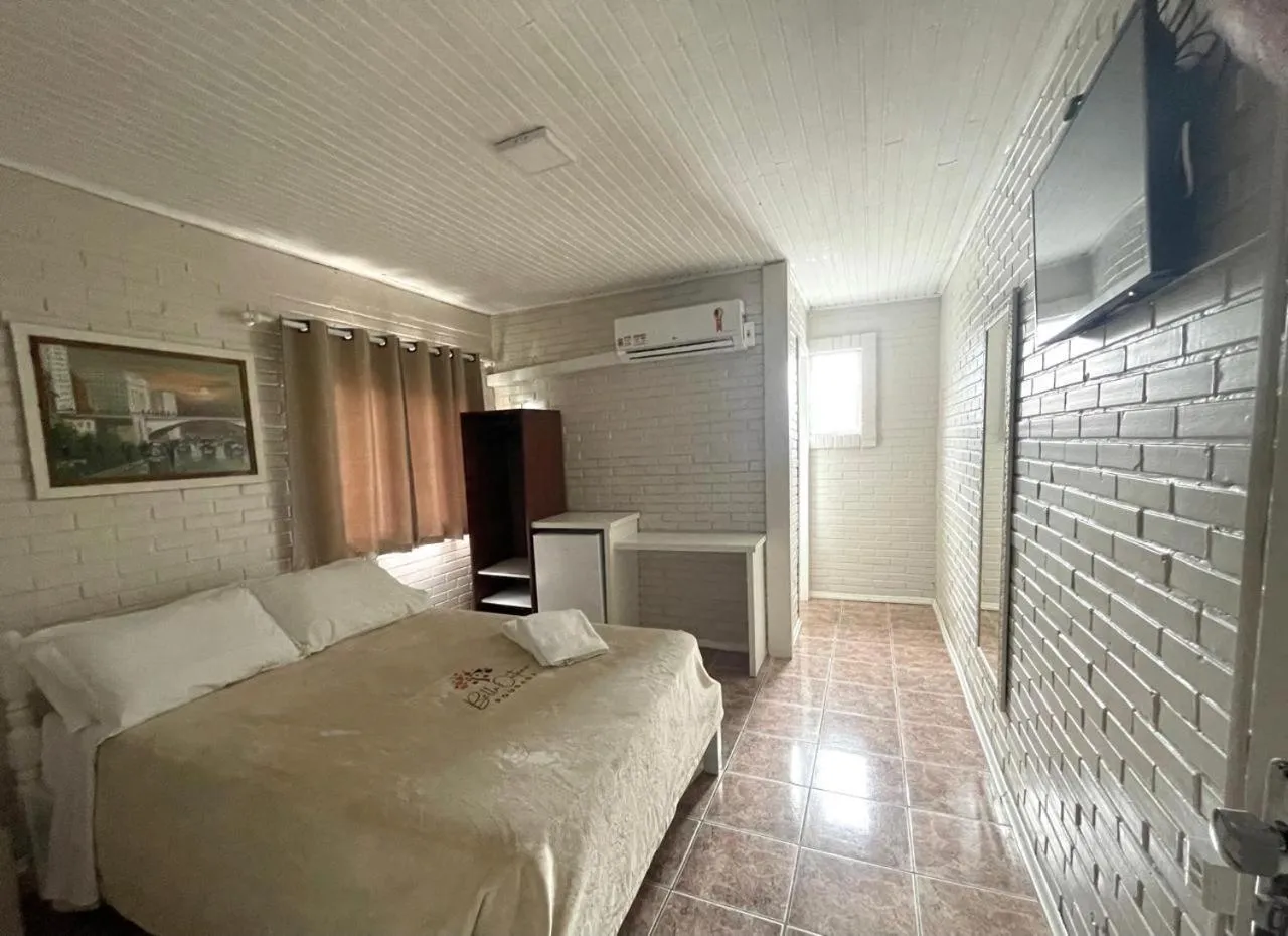 Photo of the whole room, Bed in Pousada Bello Outono