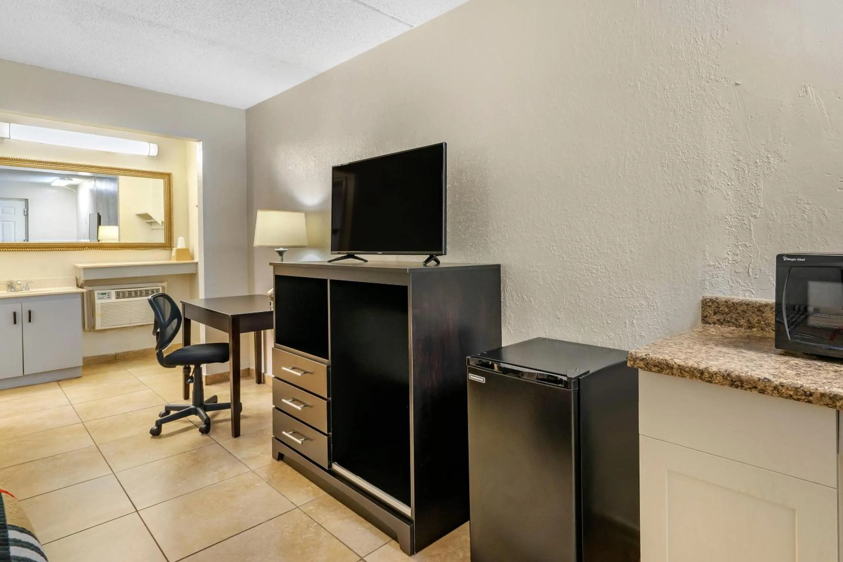 Bedroom in Rodeway Inn Clearwater-Dunedin