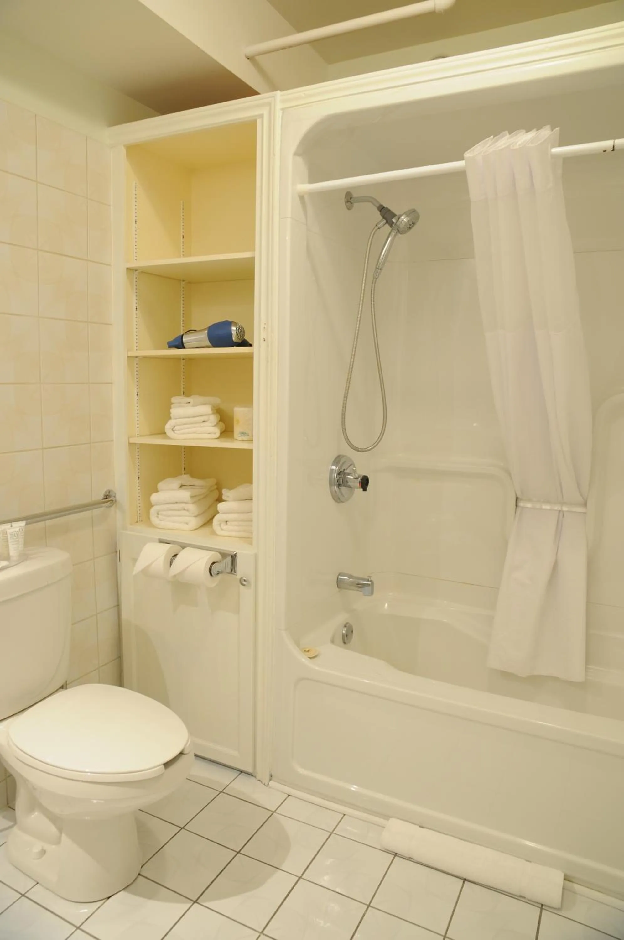 Bath in Smugglers Cove Inn