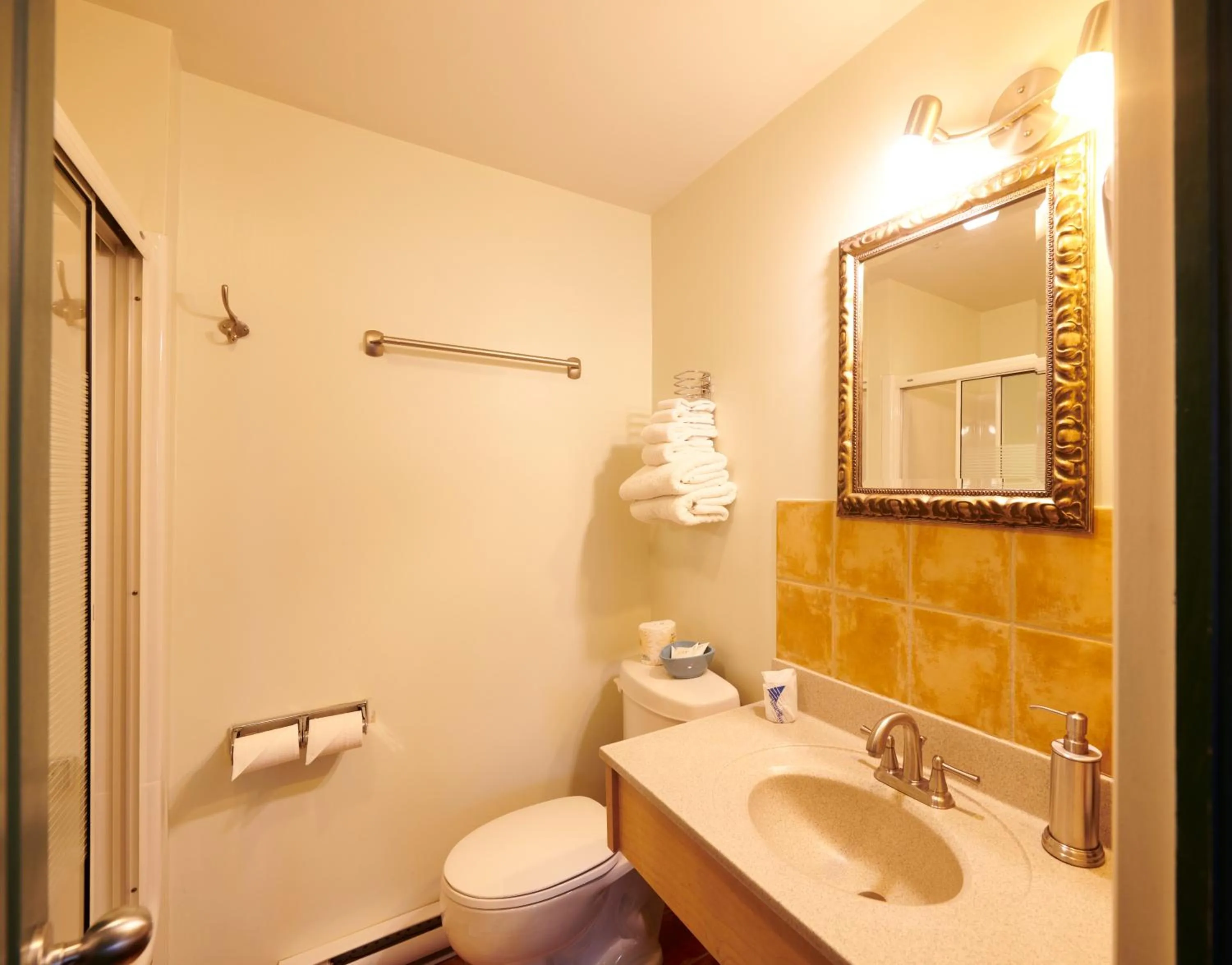 Bathroom in Smugglers Cove Inn