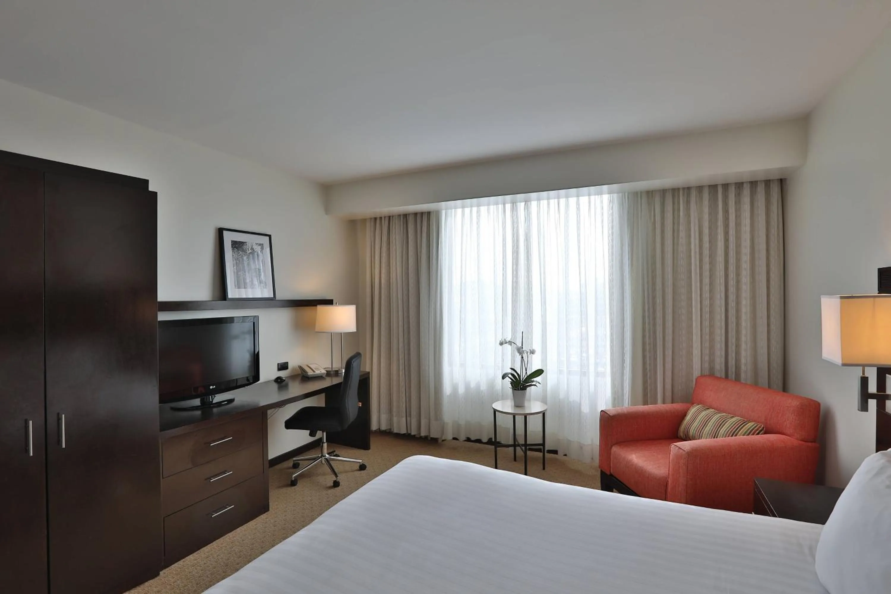 Photo of the whole room, Bed in Courtyard by Marriott Panama Metromall